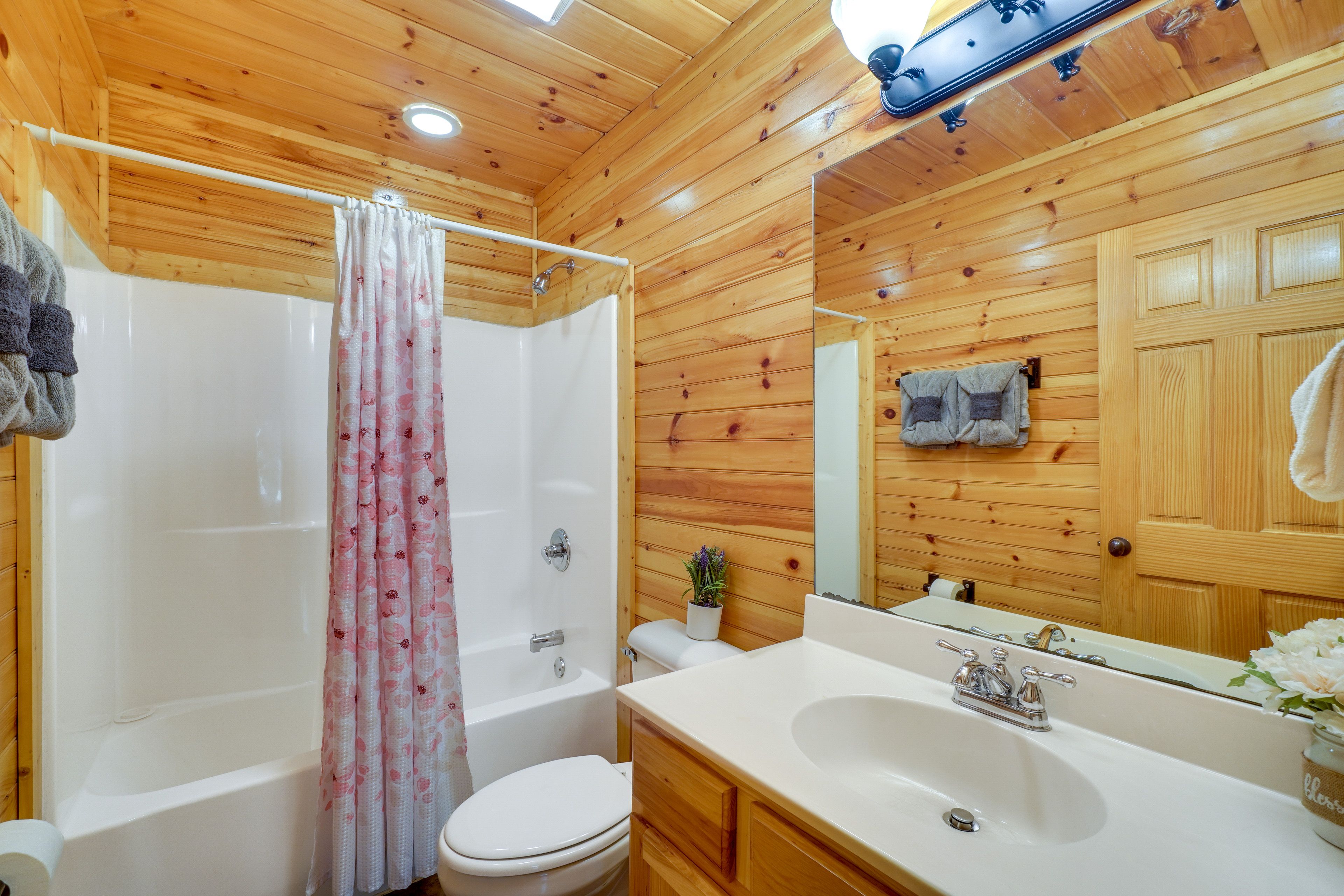 Full Bathroom | Towels & Linens Provided