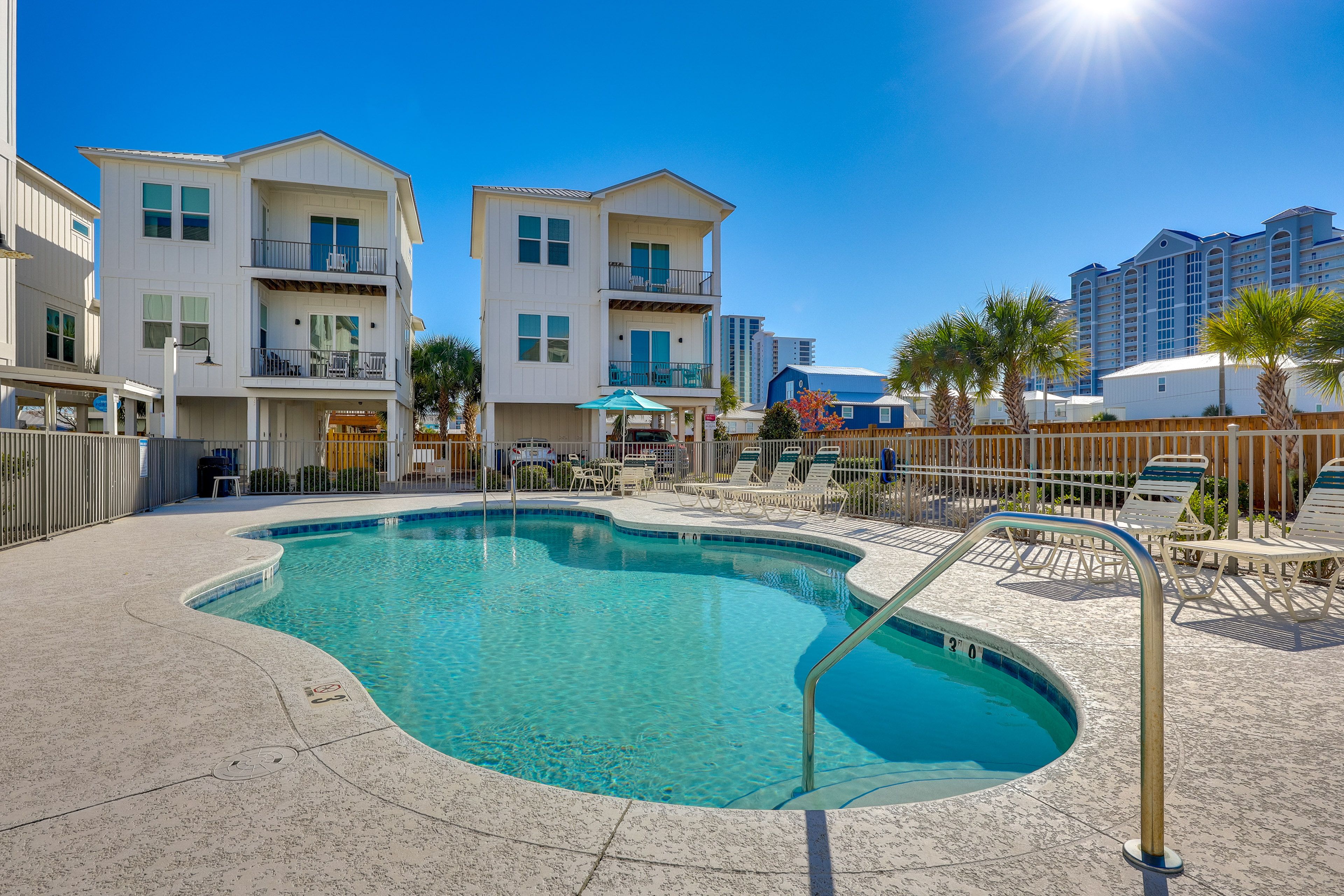 Community Amenities | Outdoor Pool