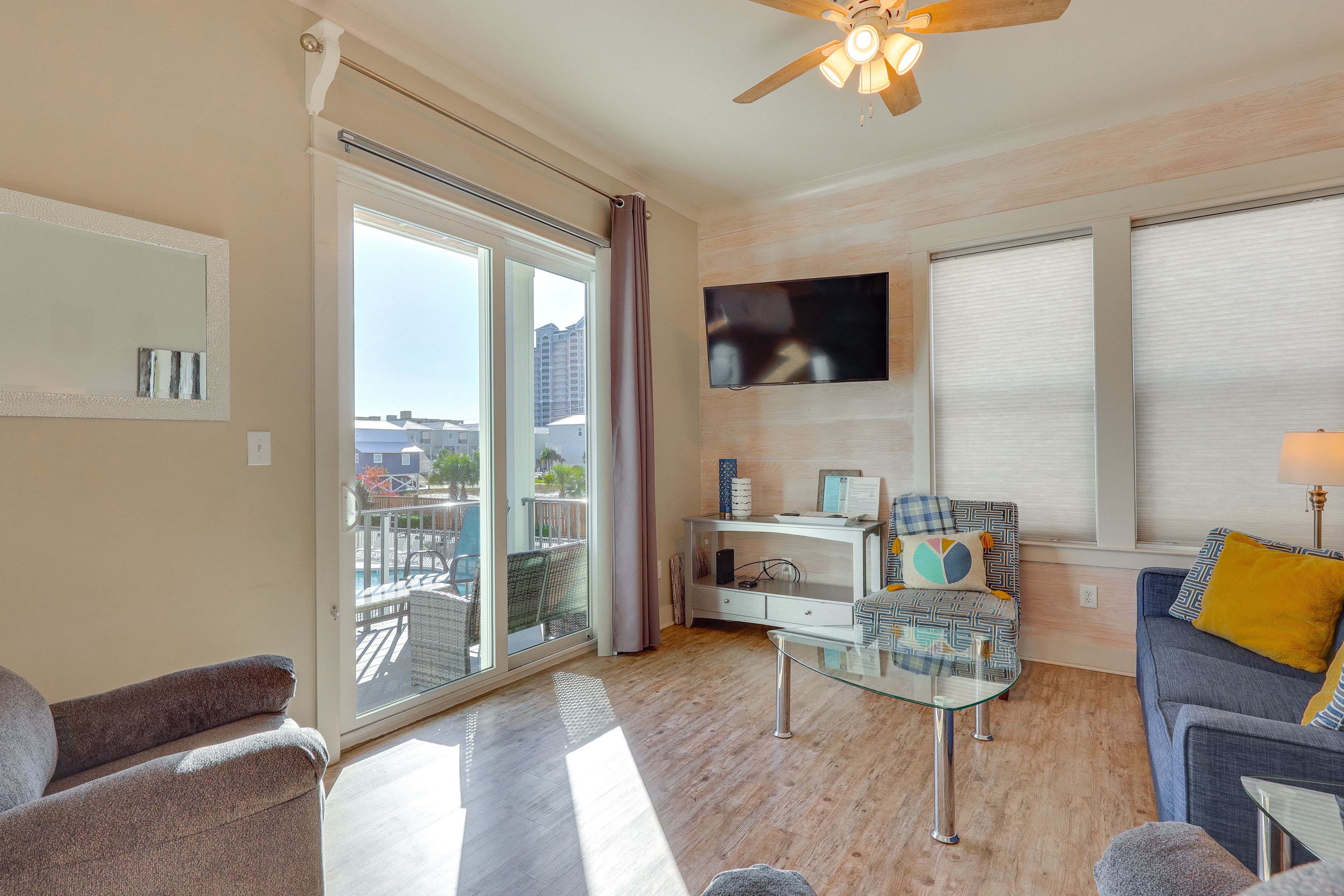 Living Room | Central A/C & Heating | Smart TV | Free WiFi