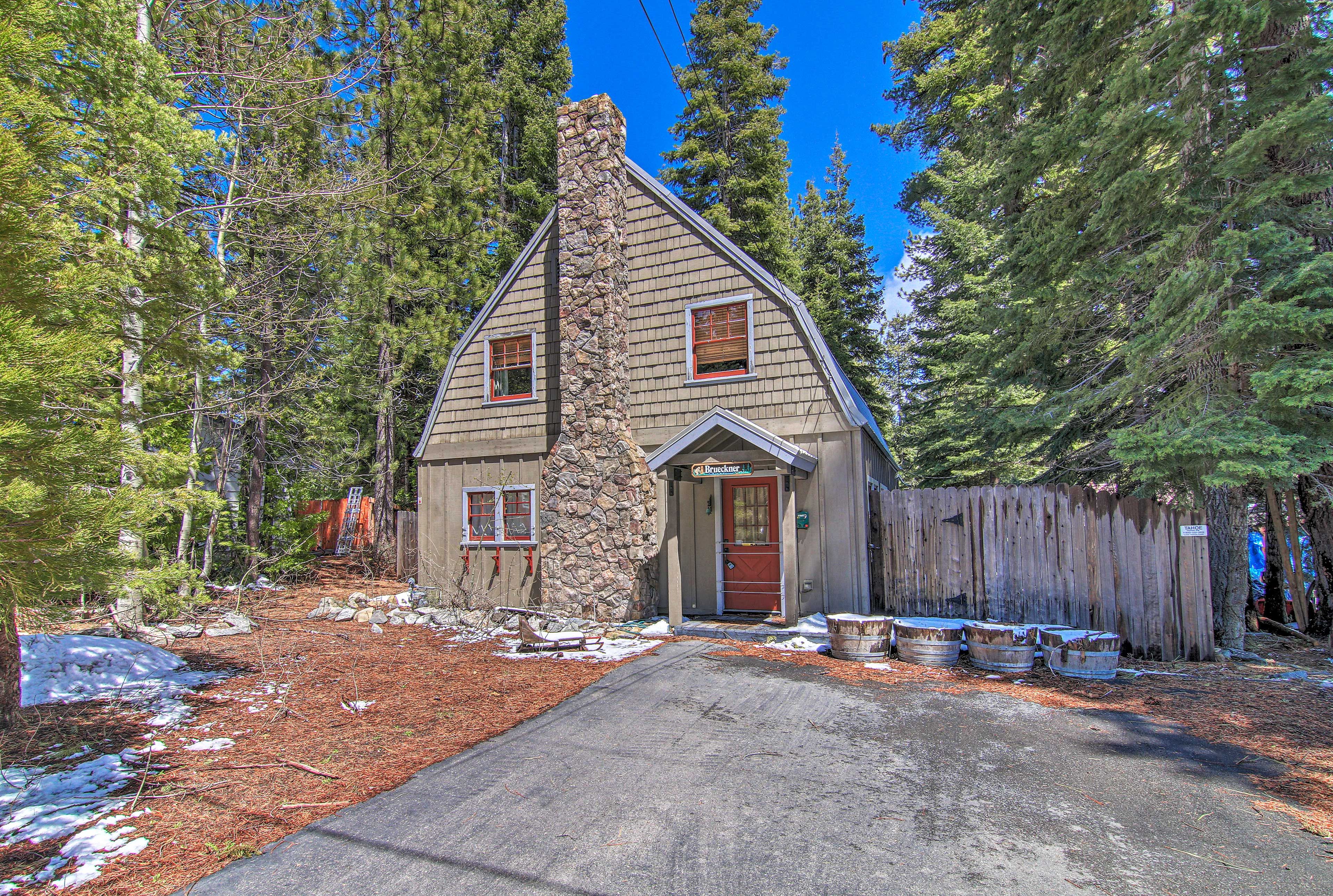 This 3-bedroom, 2-bath cabin can host a group of 6.