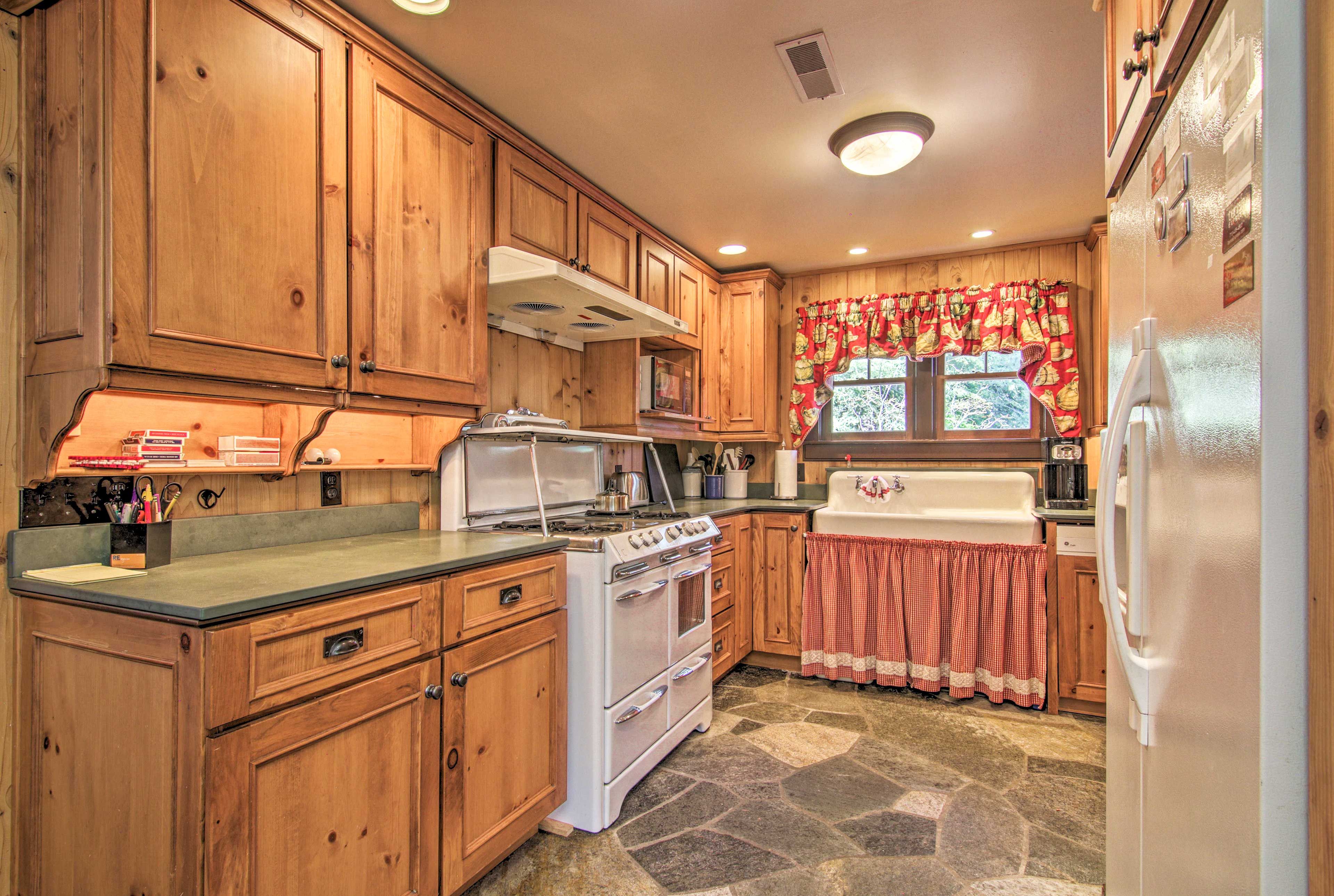 This kitchen comes fully equipped.