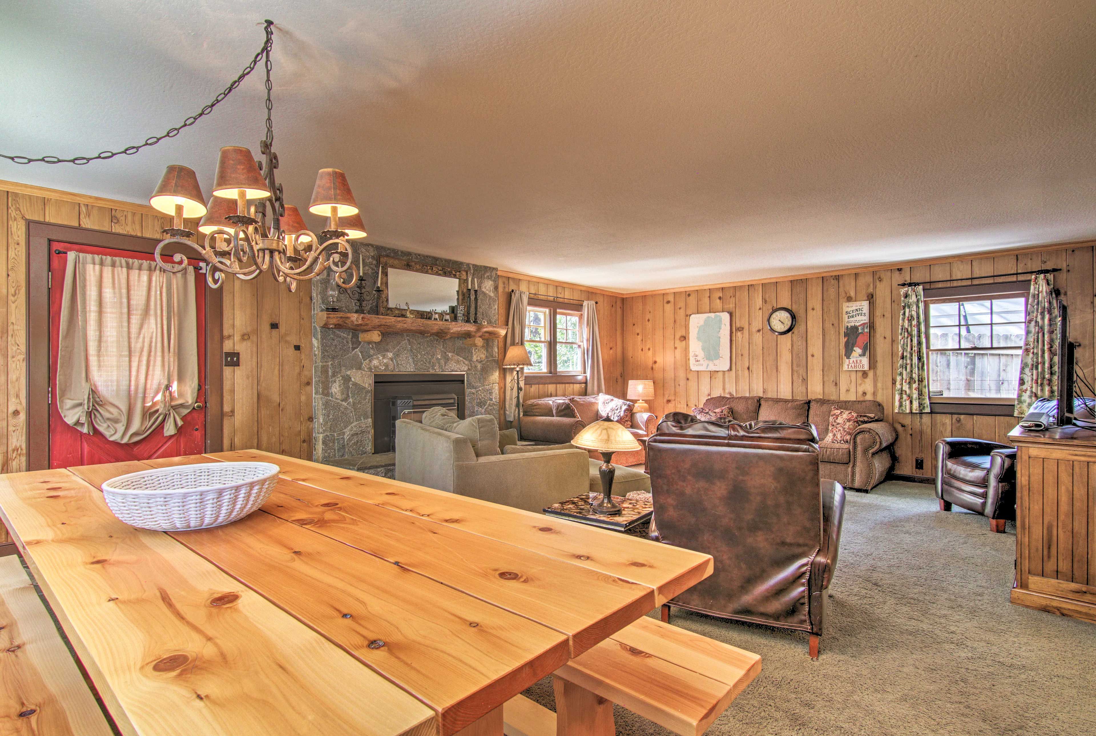 The open layout leads freely over to the dining area.
