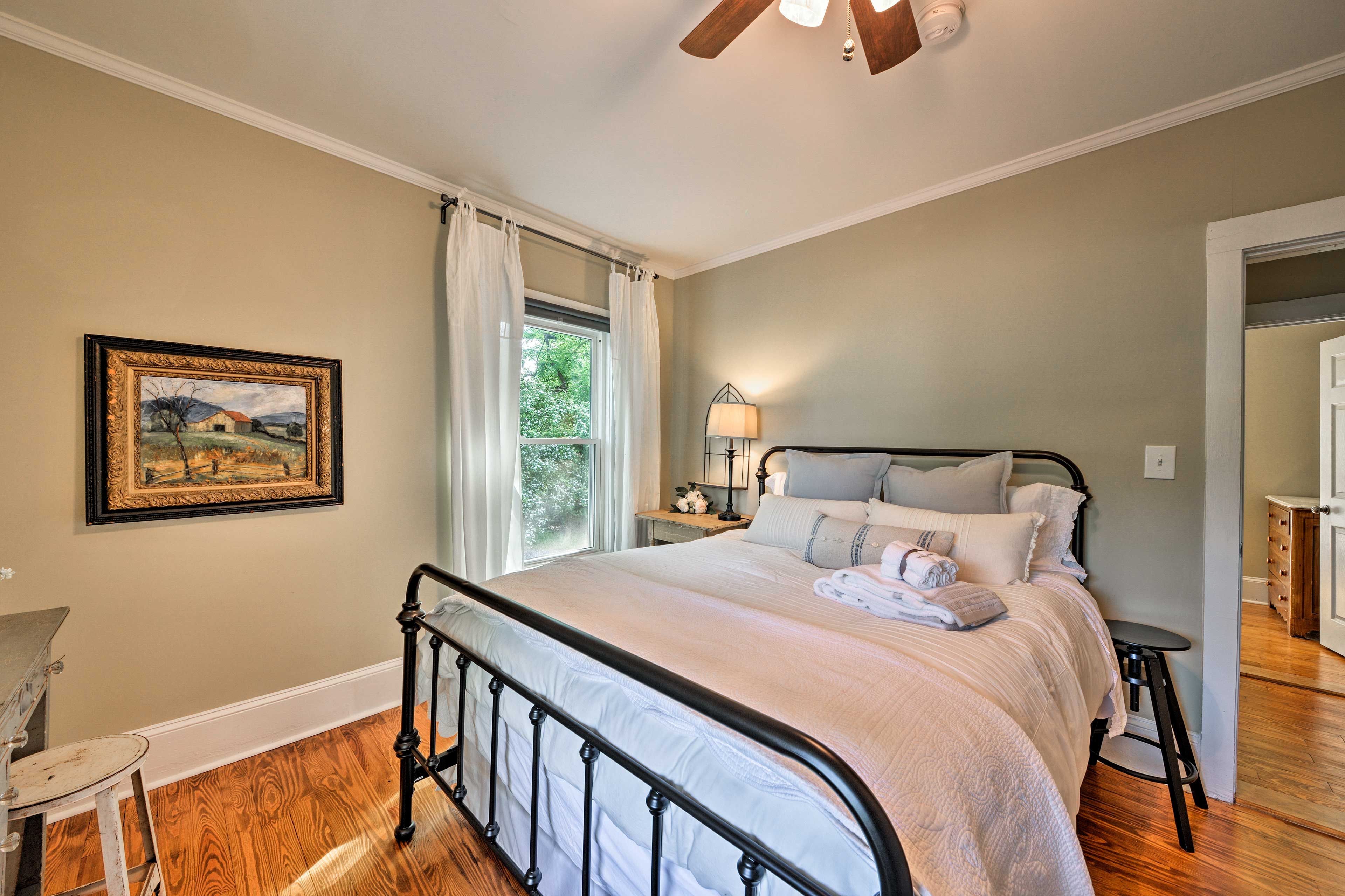 Bedroom 2 | Queen Bed