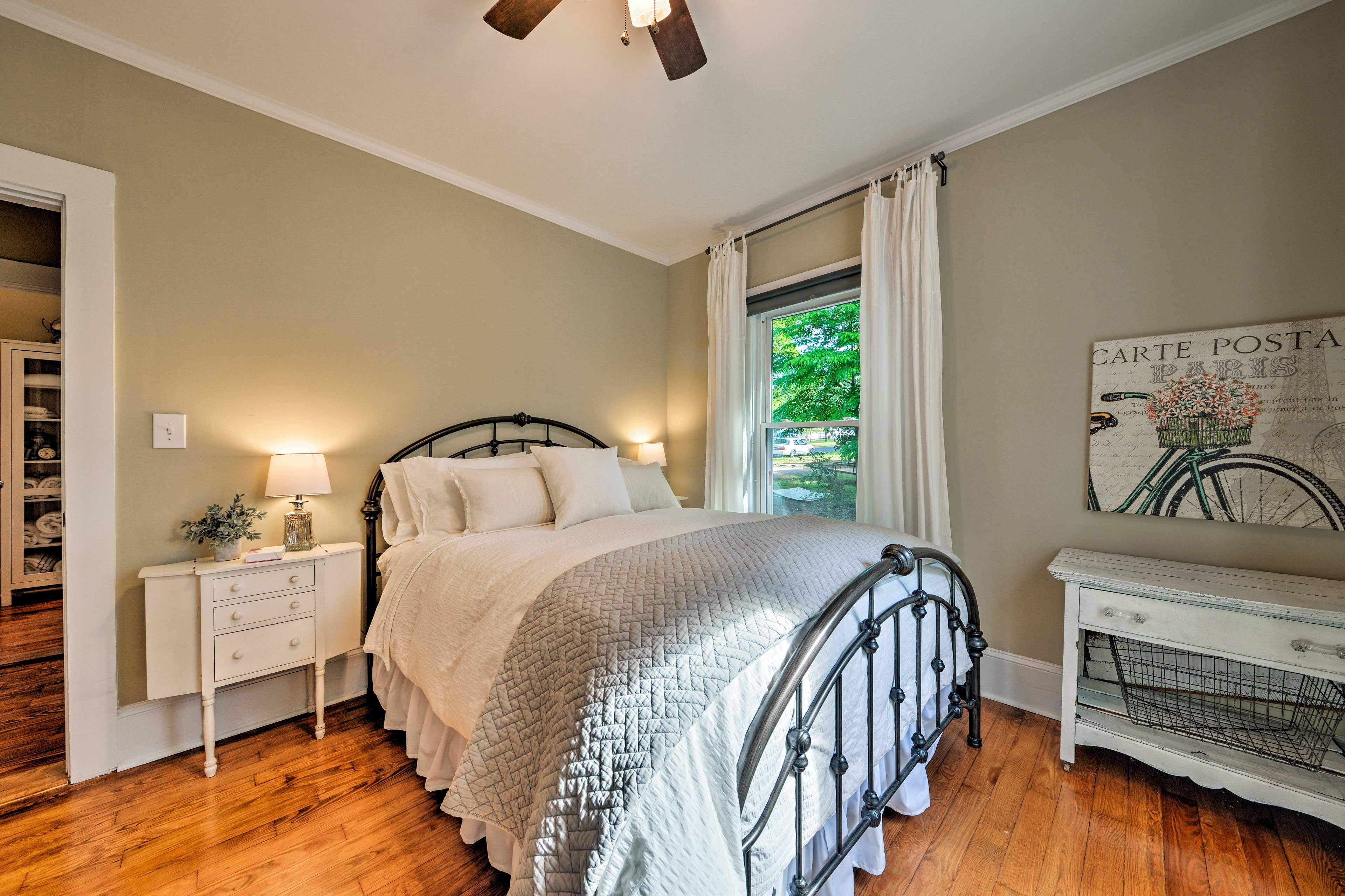 Bedroom 1 | Queen Bed