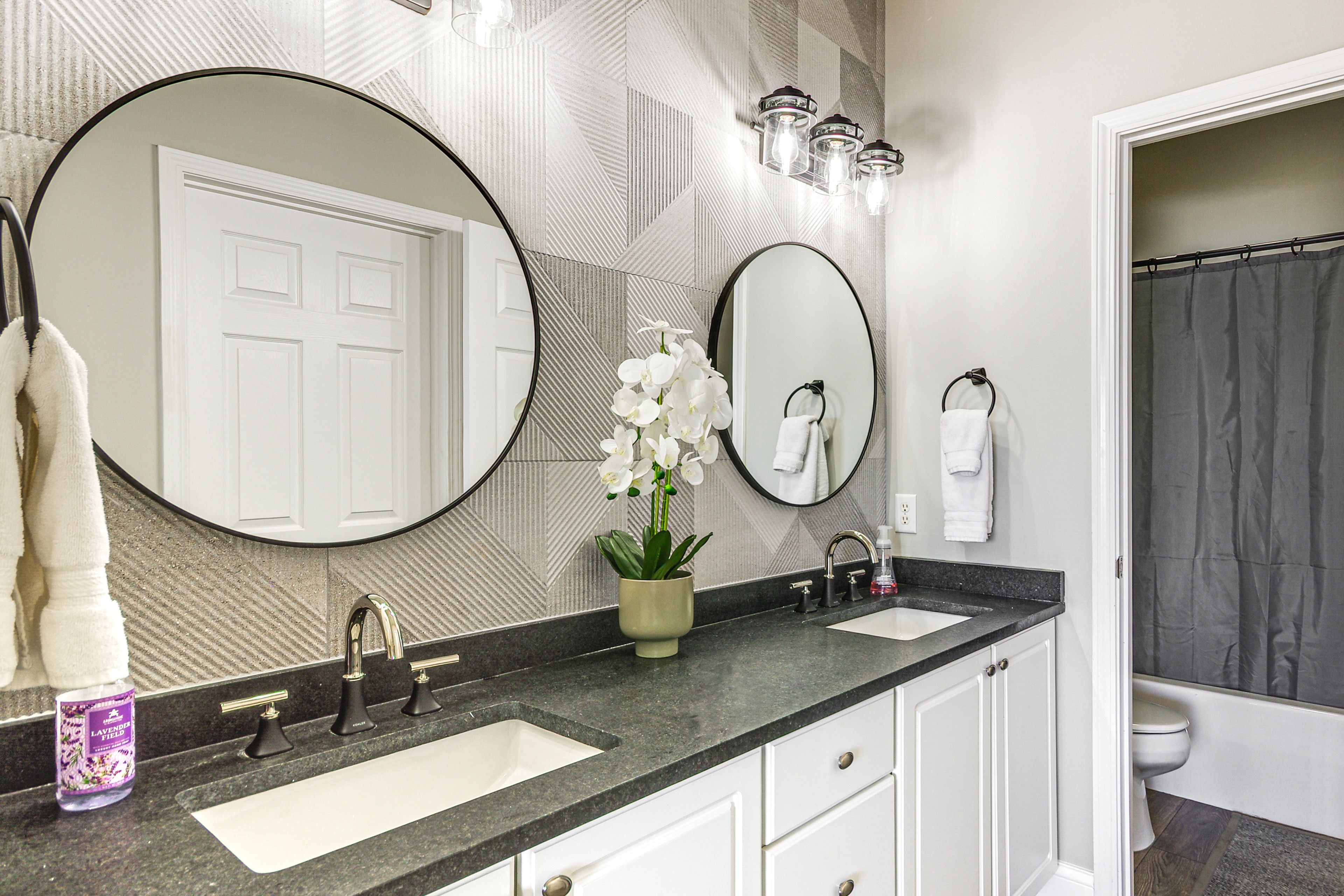 Full Bathroom | Linens & Towels