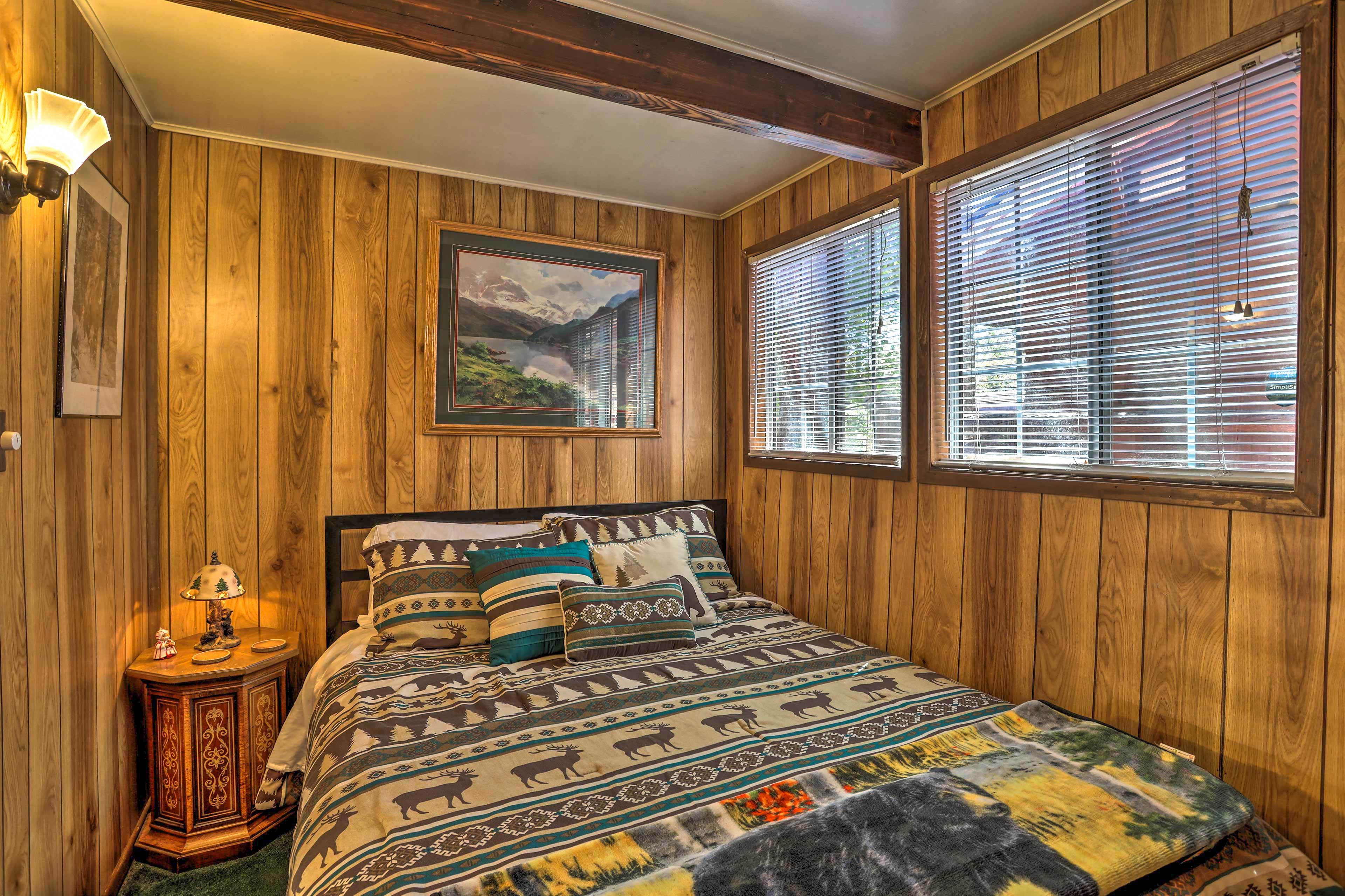Bedroom | Queen Bed