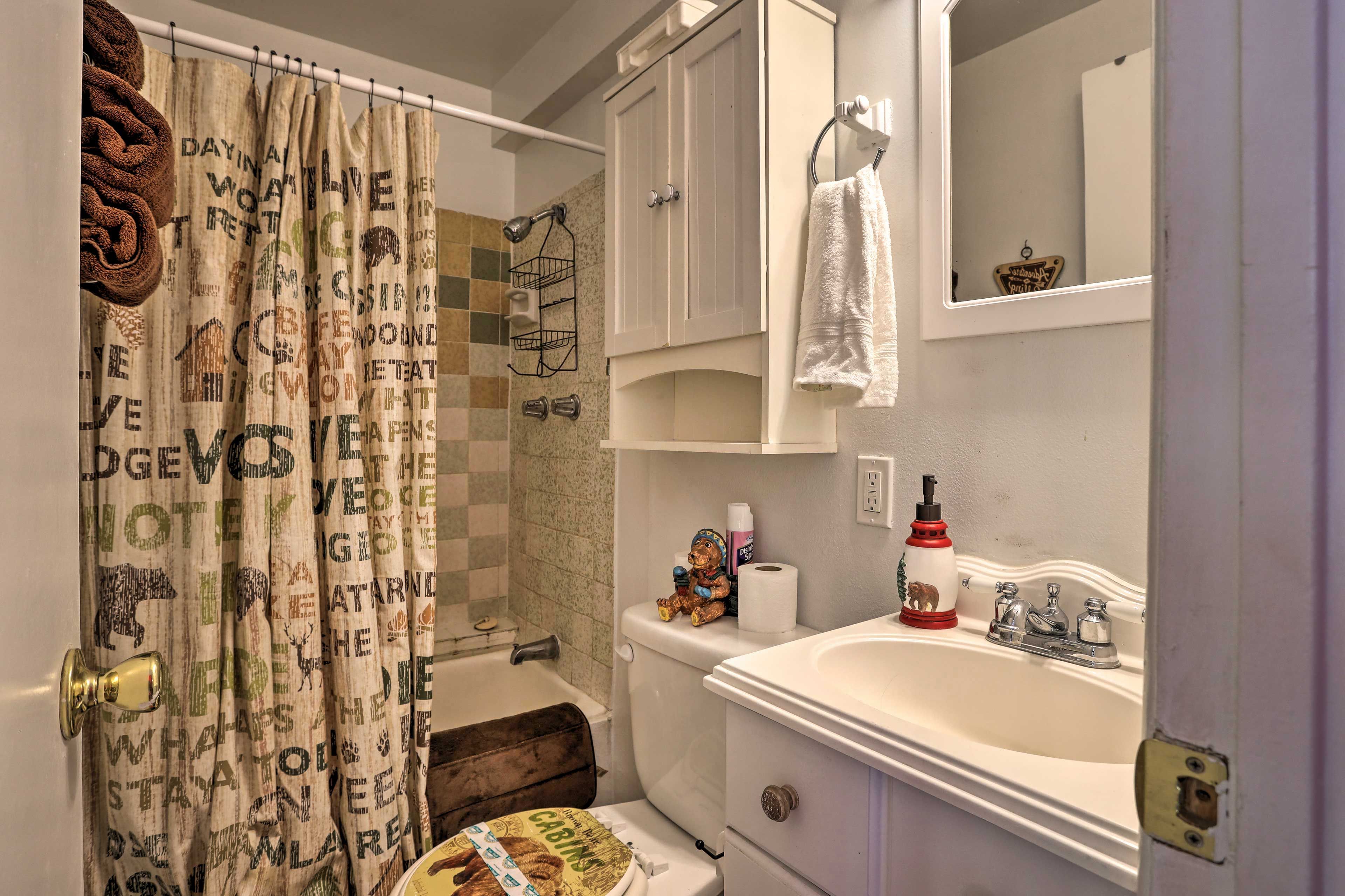 Full Bathroom | Shower/Tub Combo | Towels Provided