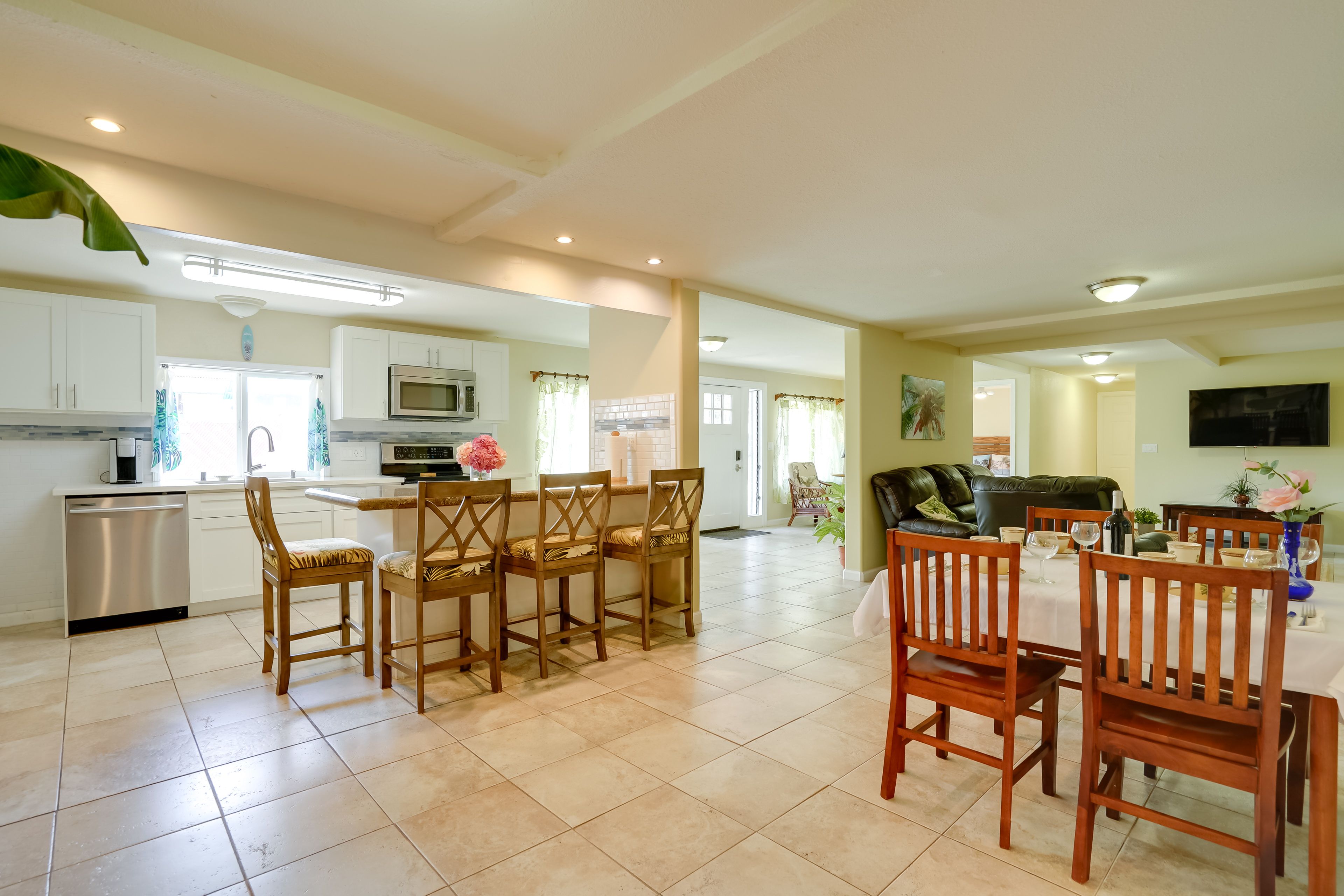 Honolulu Vacation Rental | 4BR | 2BA | Step-Free Access | 1,500 Sq Ft