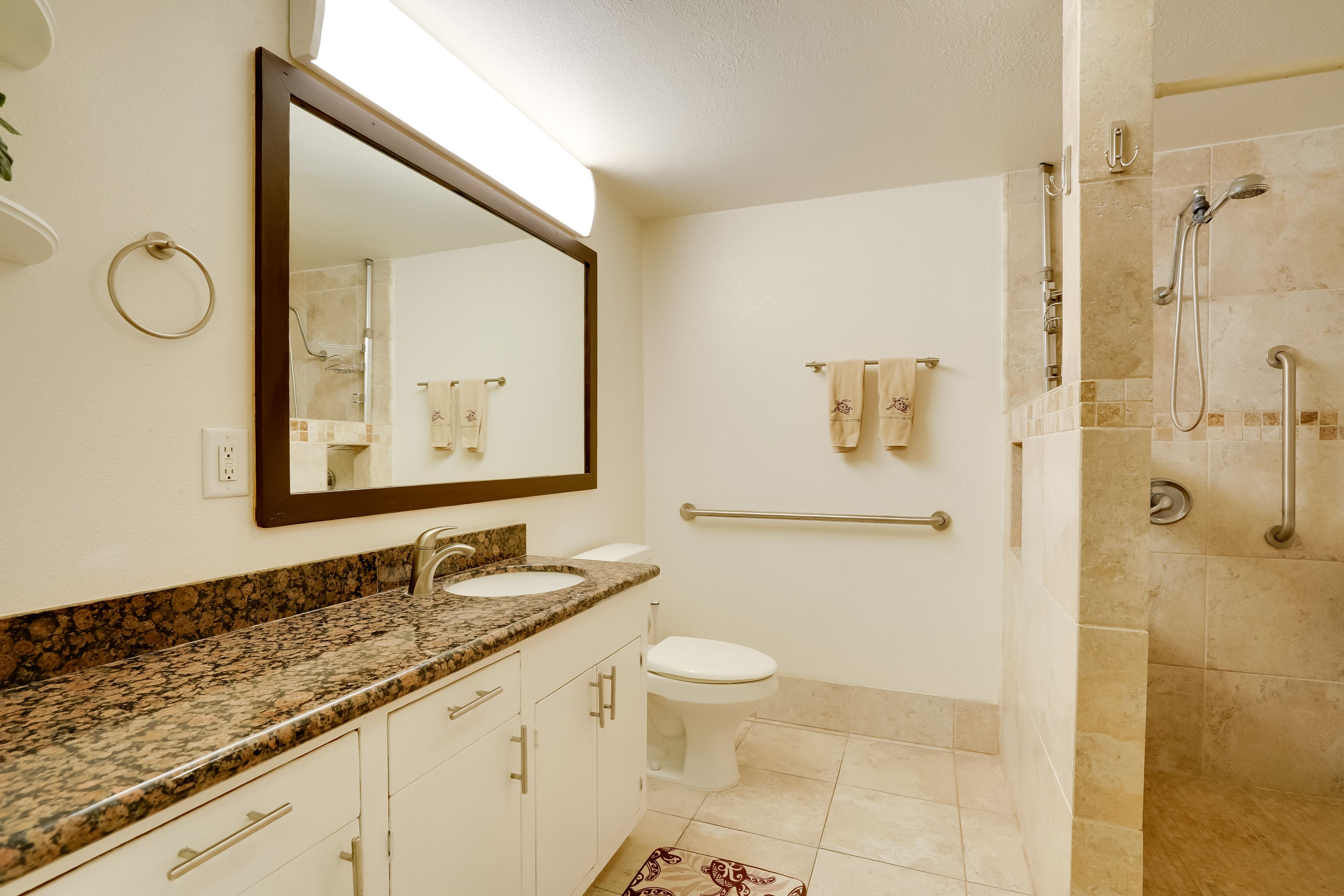 Full Bathroom | Towels Provided