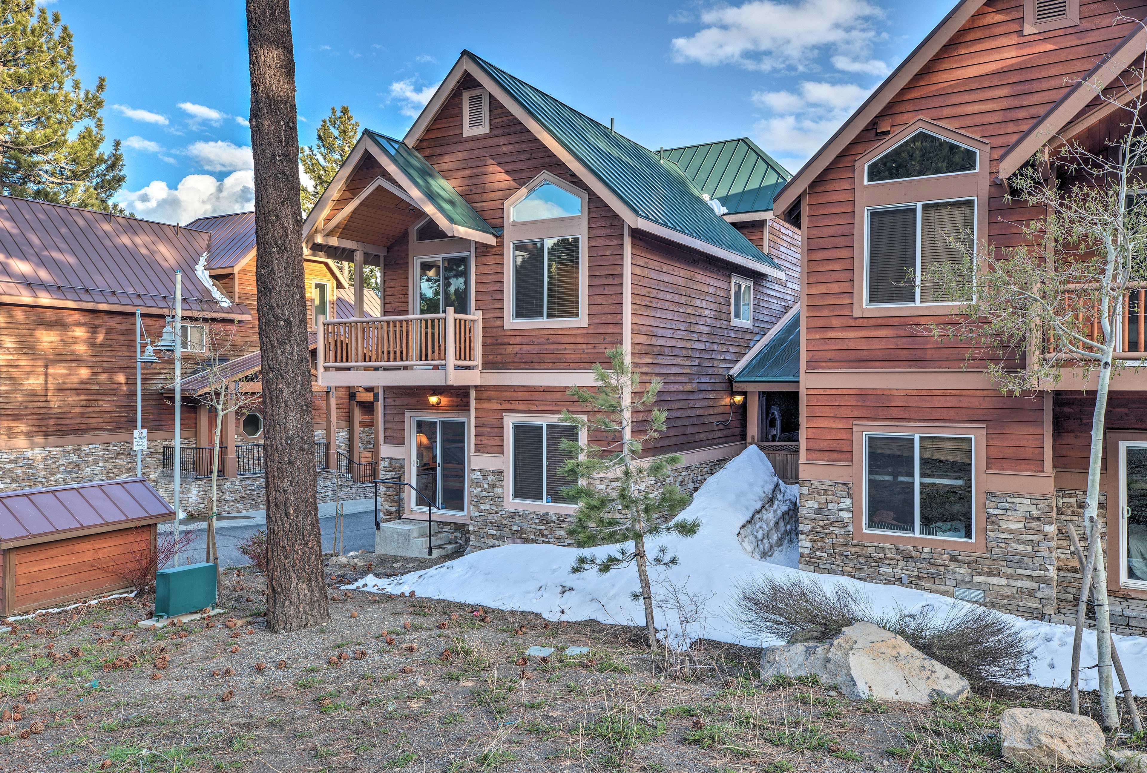 Mammoth Gateway Village offers a free shuttle to the slopes!
