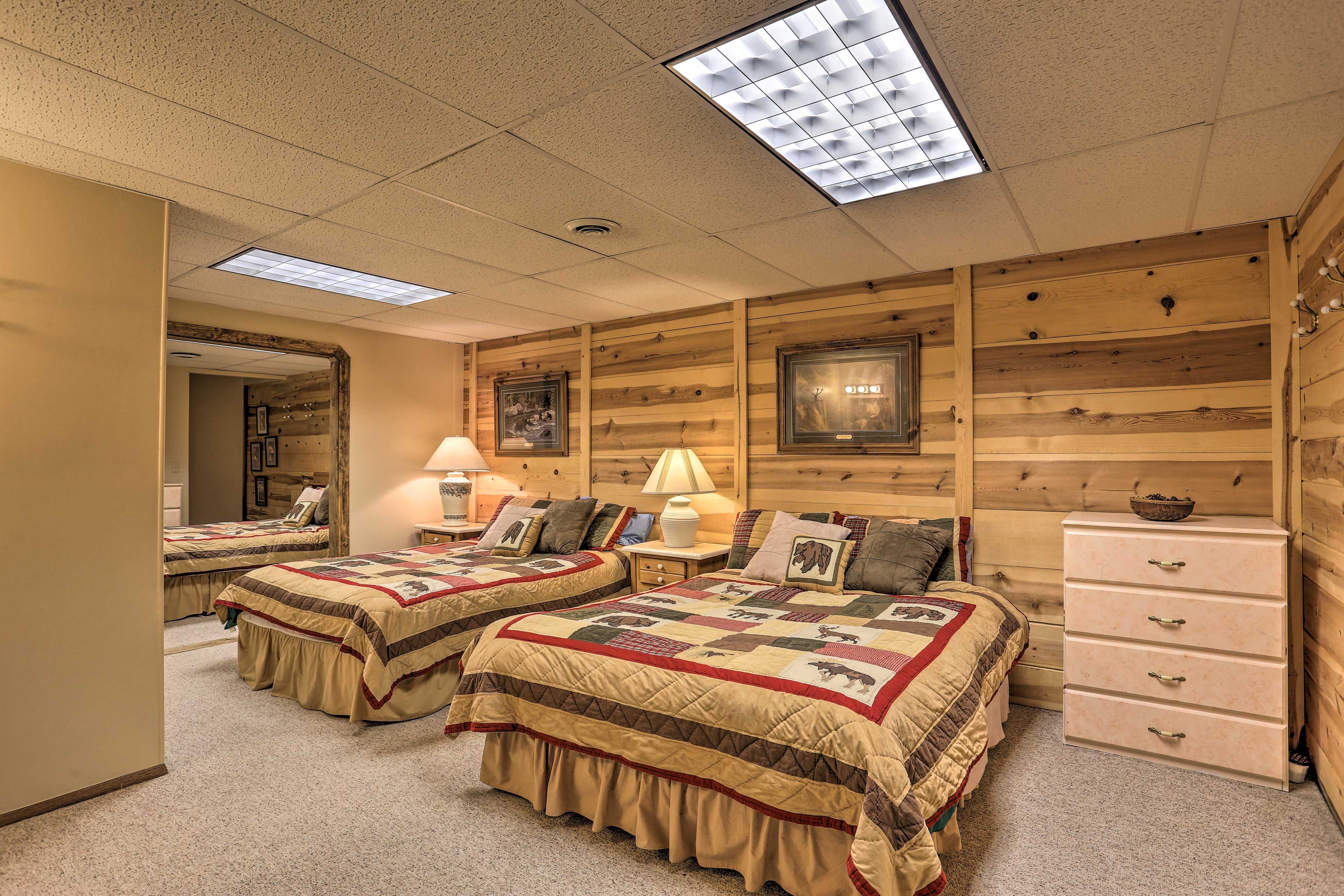 Bedroom 2 | 3 Queen Beds