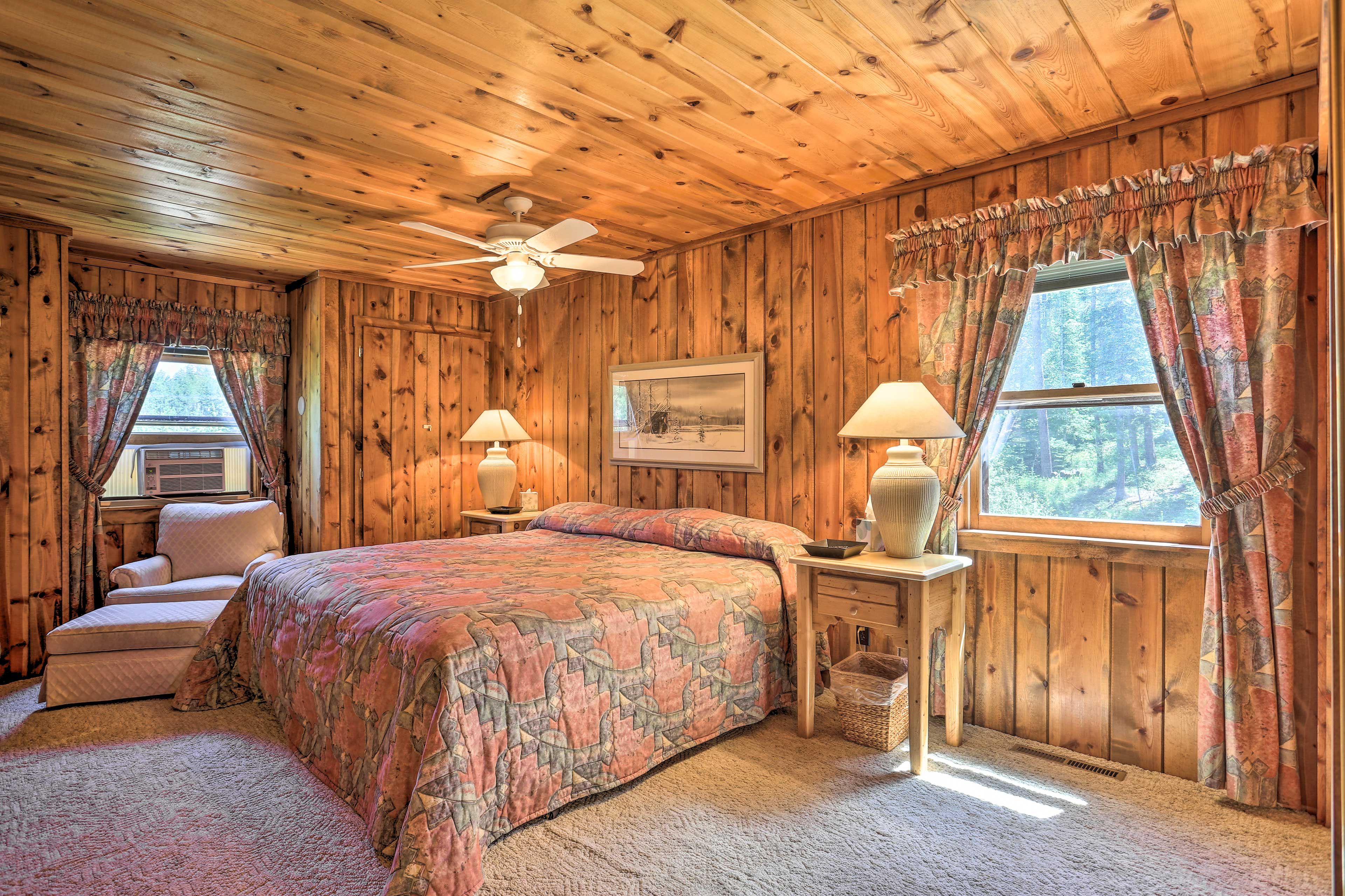 Bedroom 1 | Queen Bed