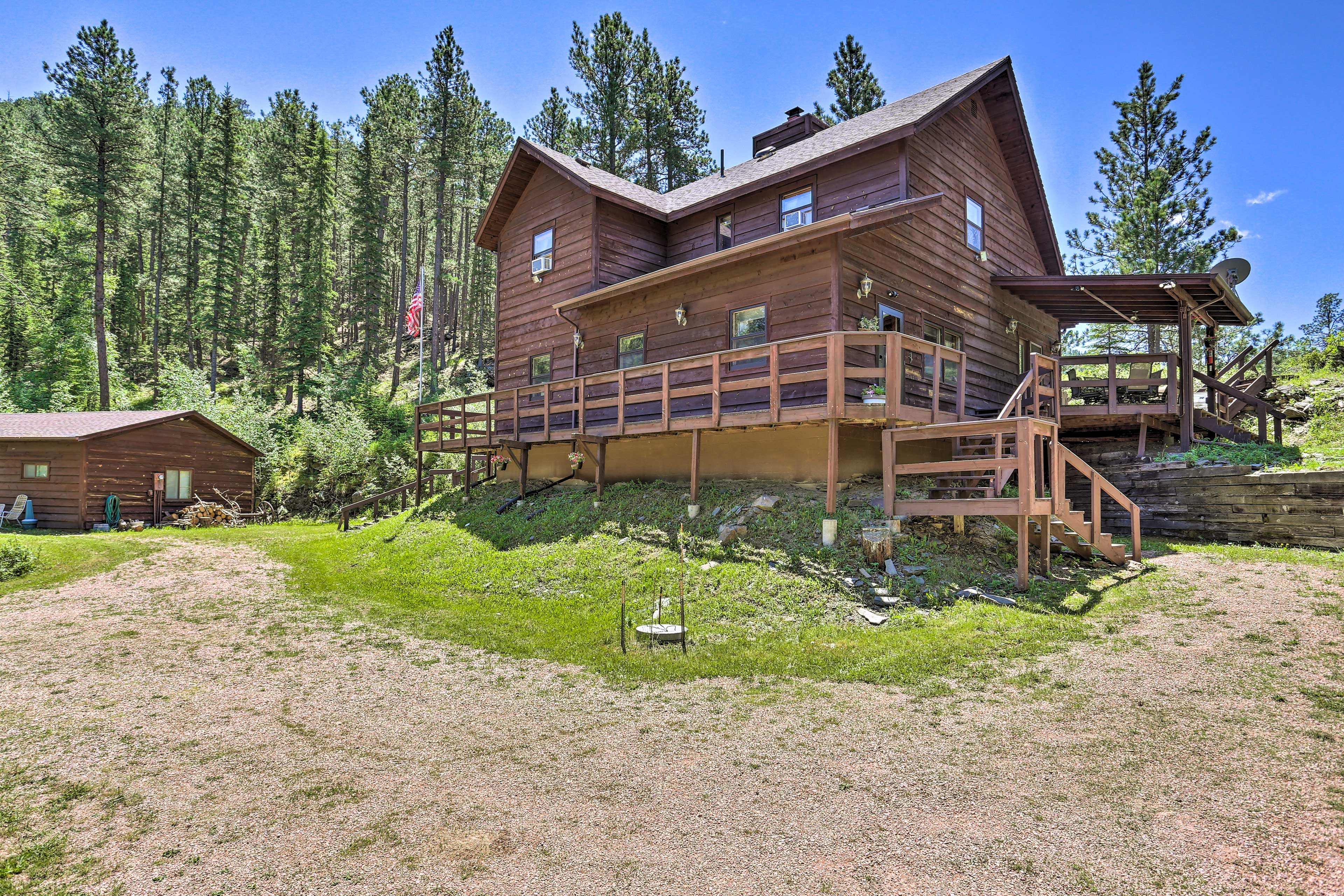 Parking | Gravel Driveway (8 Vehicles)