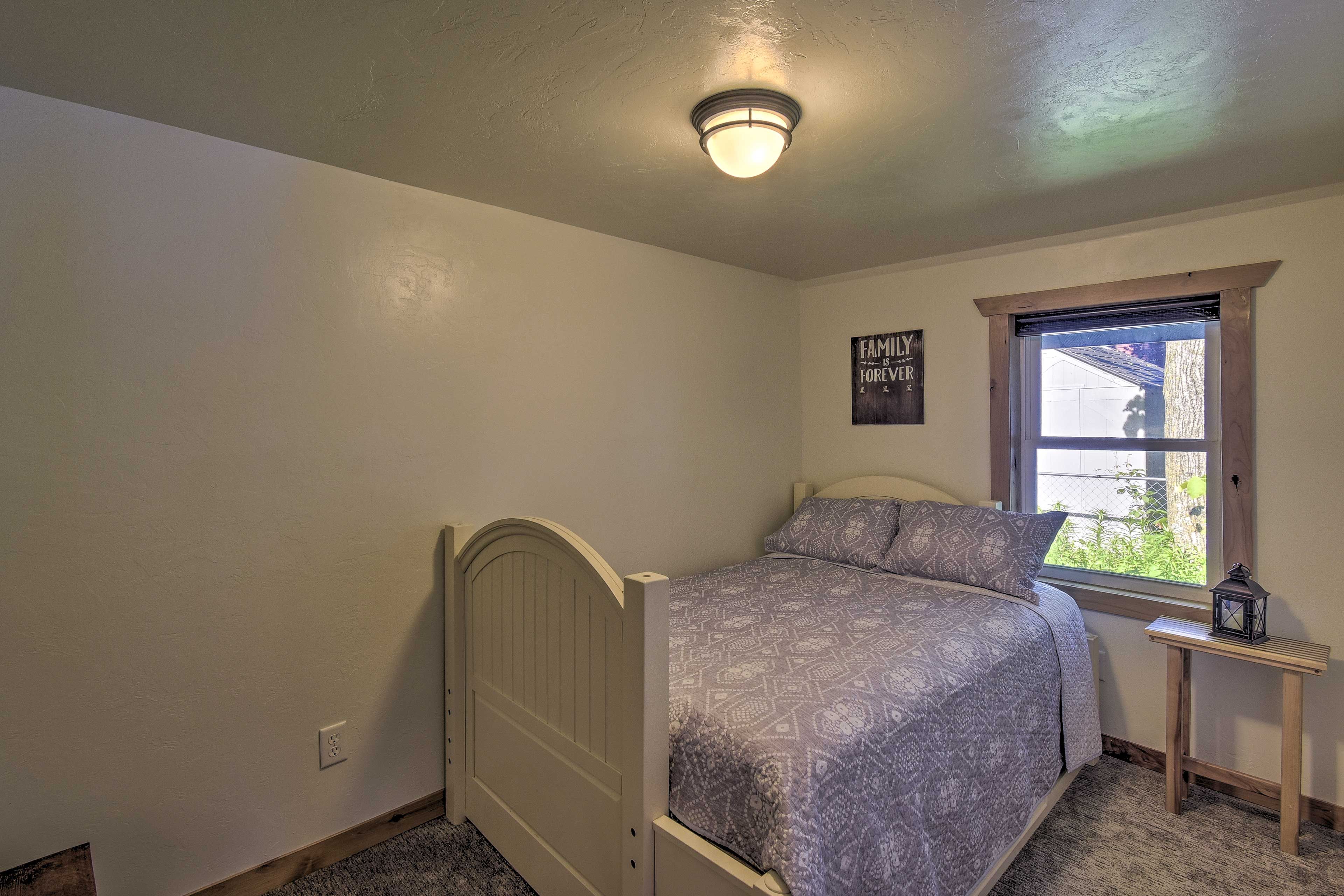 Bedroom 2 | Queen Bed