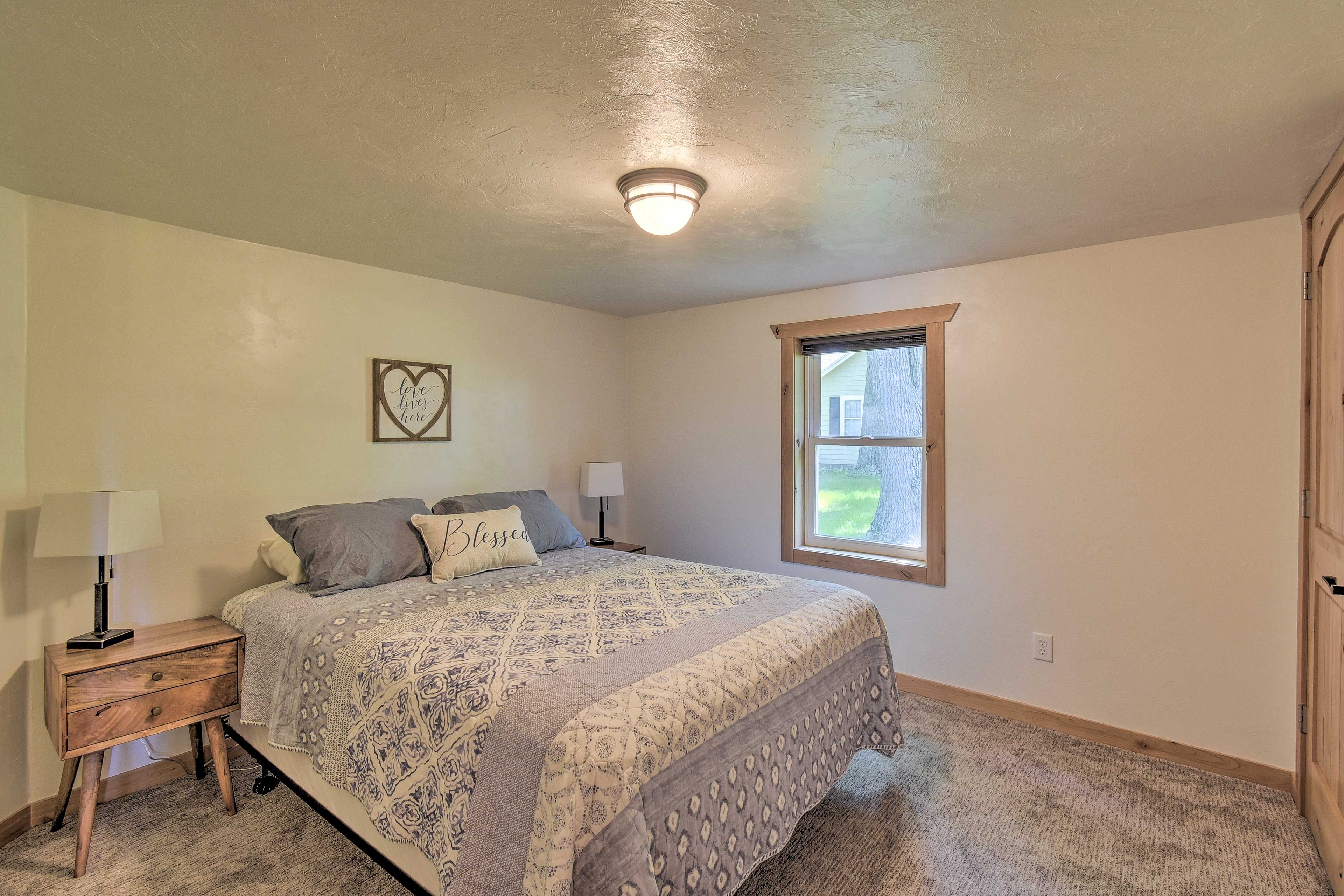 Bedroom 1 | Queen Bed