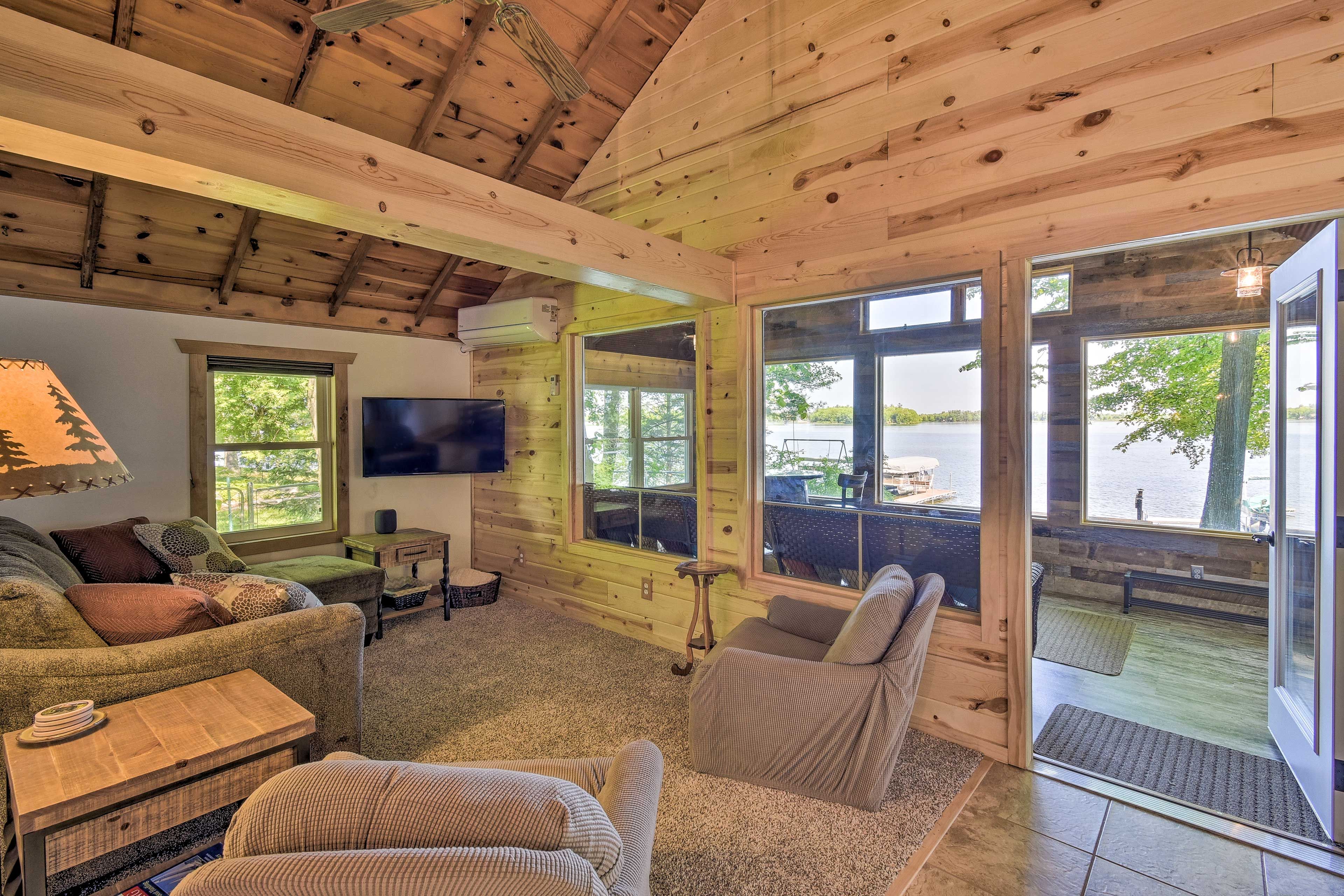 Living Room | Smart TV | Free WiFi