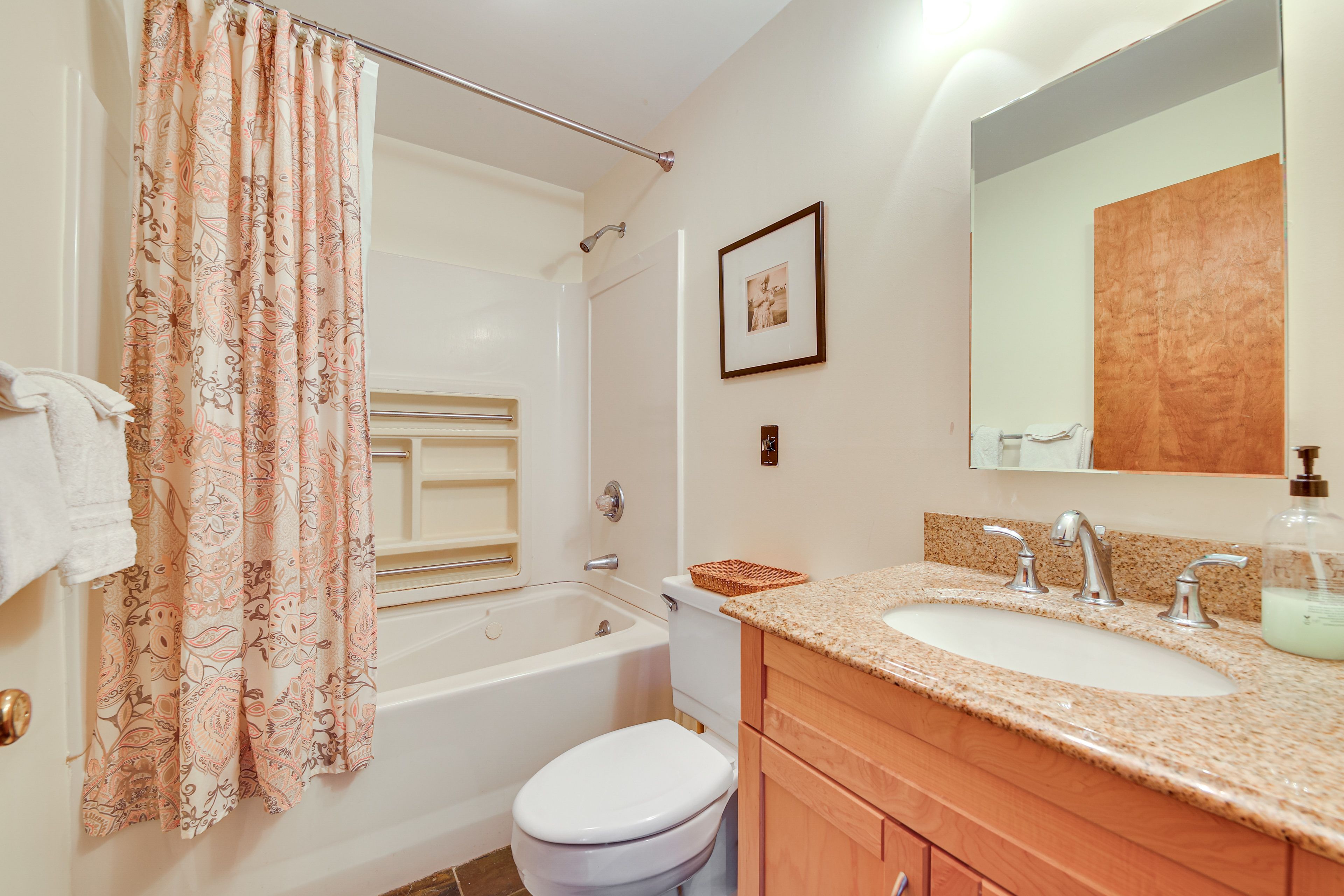Full Bathroom | 1st Floor | Towels Provided | Jetted Tub
