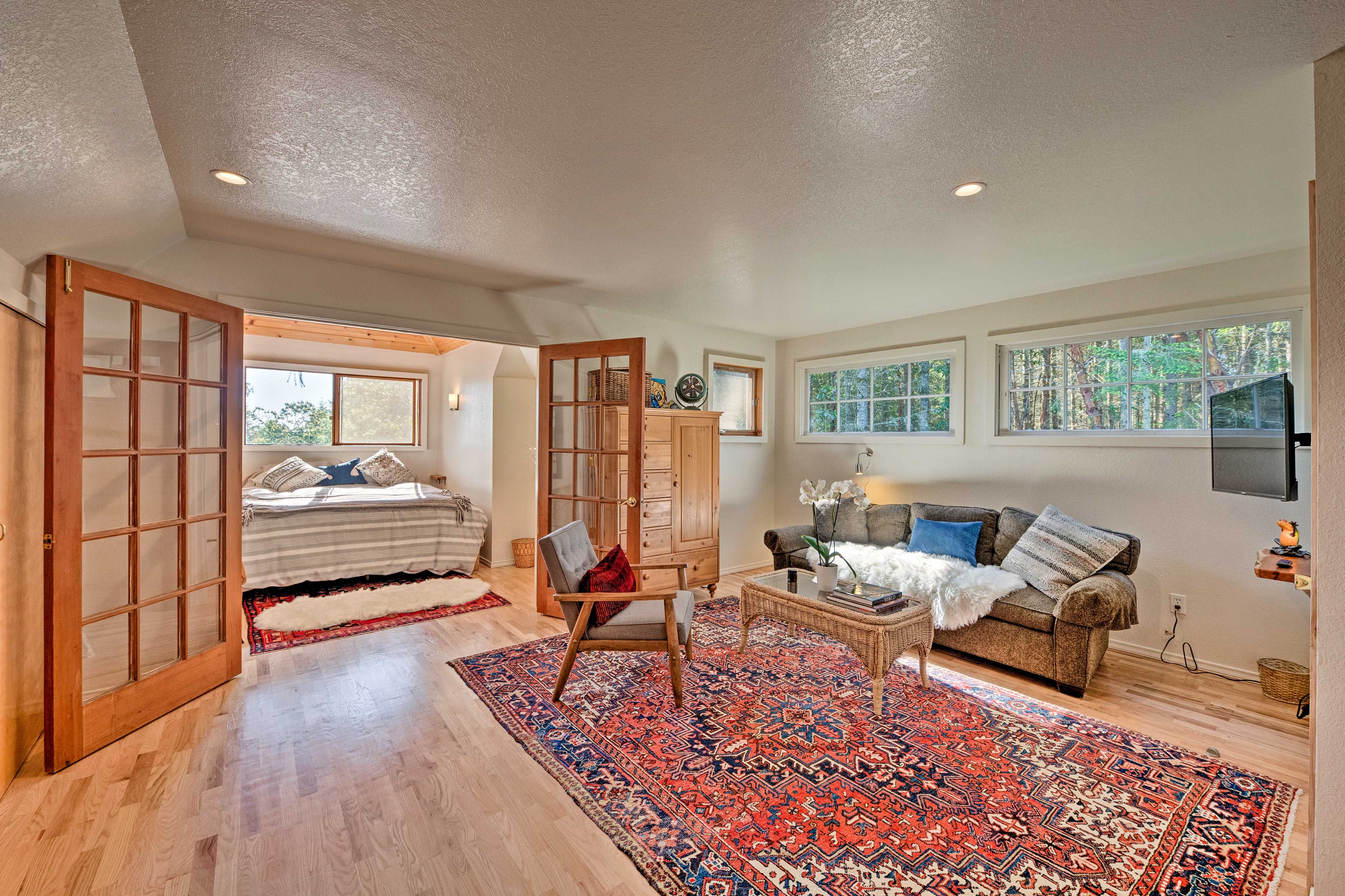 Bedroom | King Bed | Full Sleeper Sofa