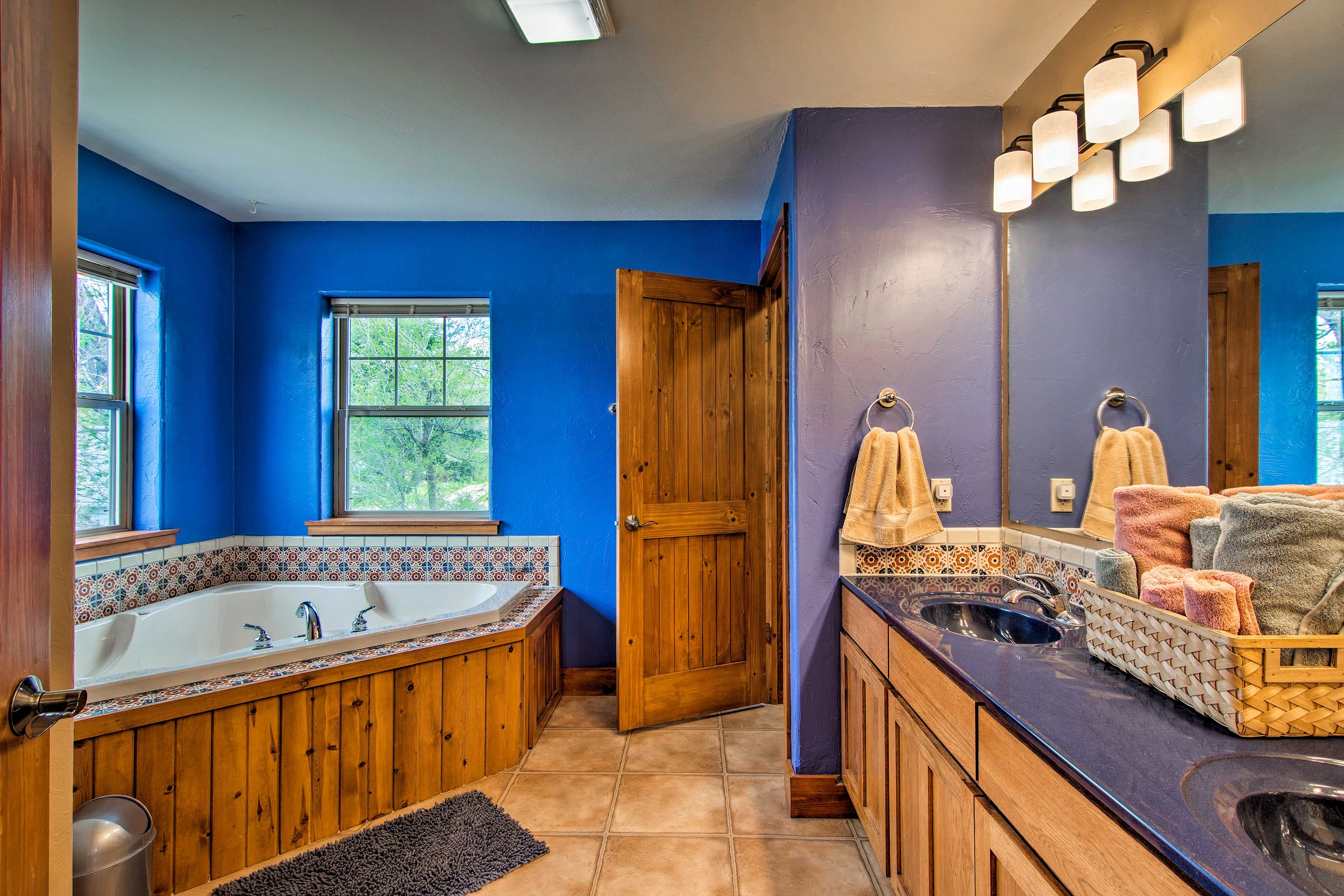 The en-suite features a double vanity, jetted tub, and walk-in shower.