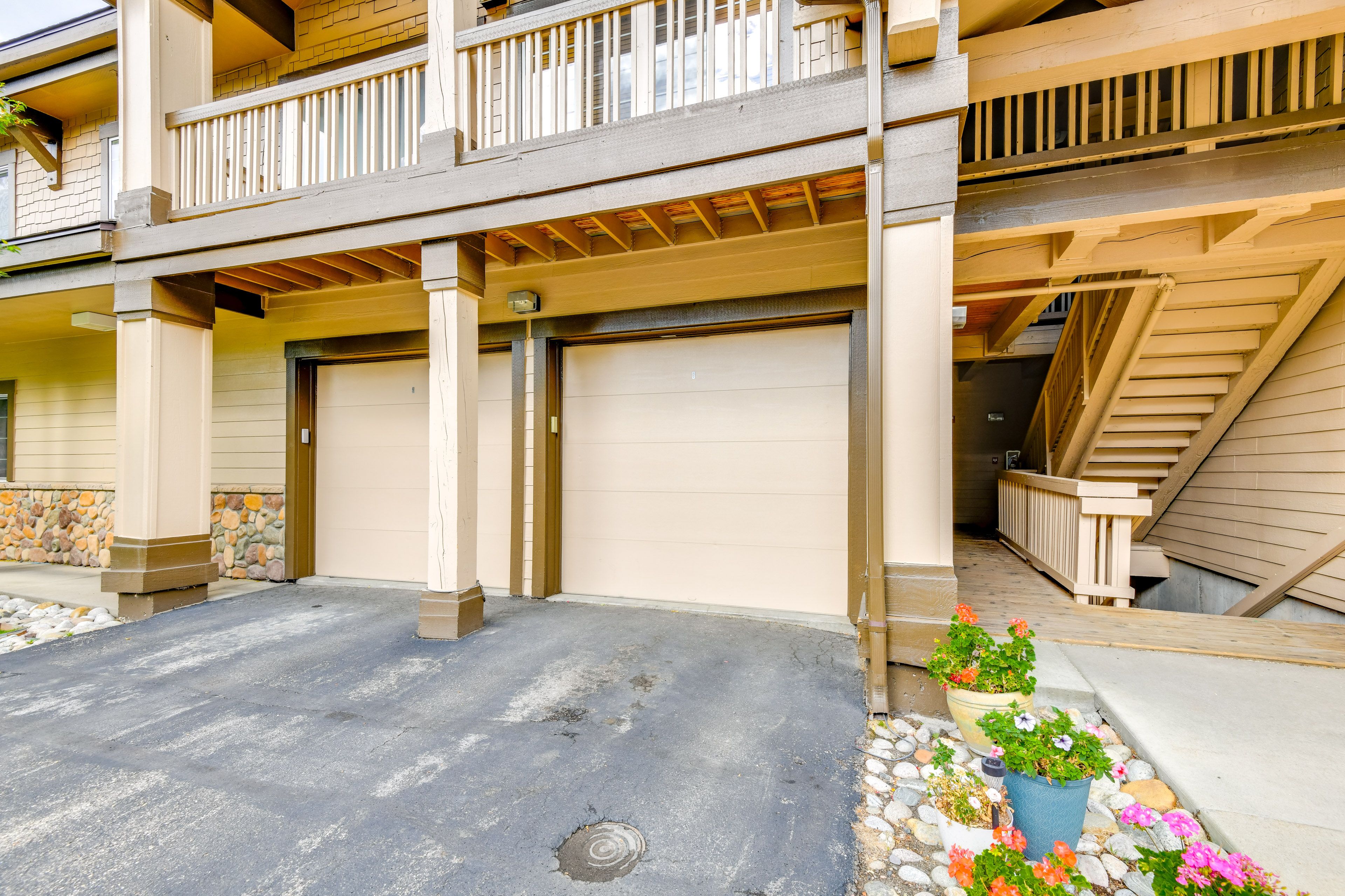 Parking | Heated Garage (1 Vehicle) | Driveway (1 Vehicle)