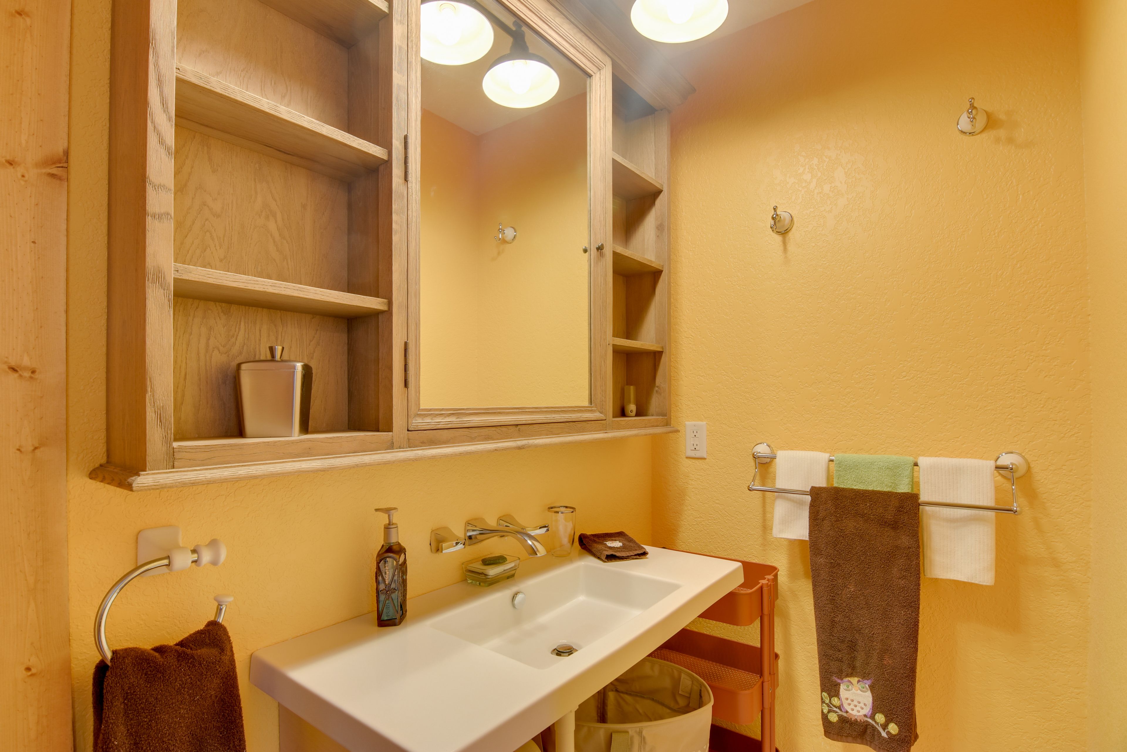 Full Bathroom | Towels Provided