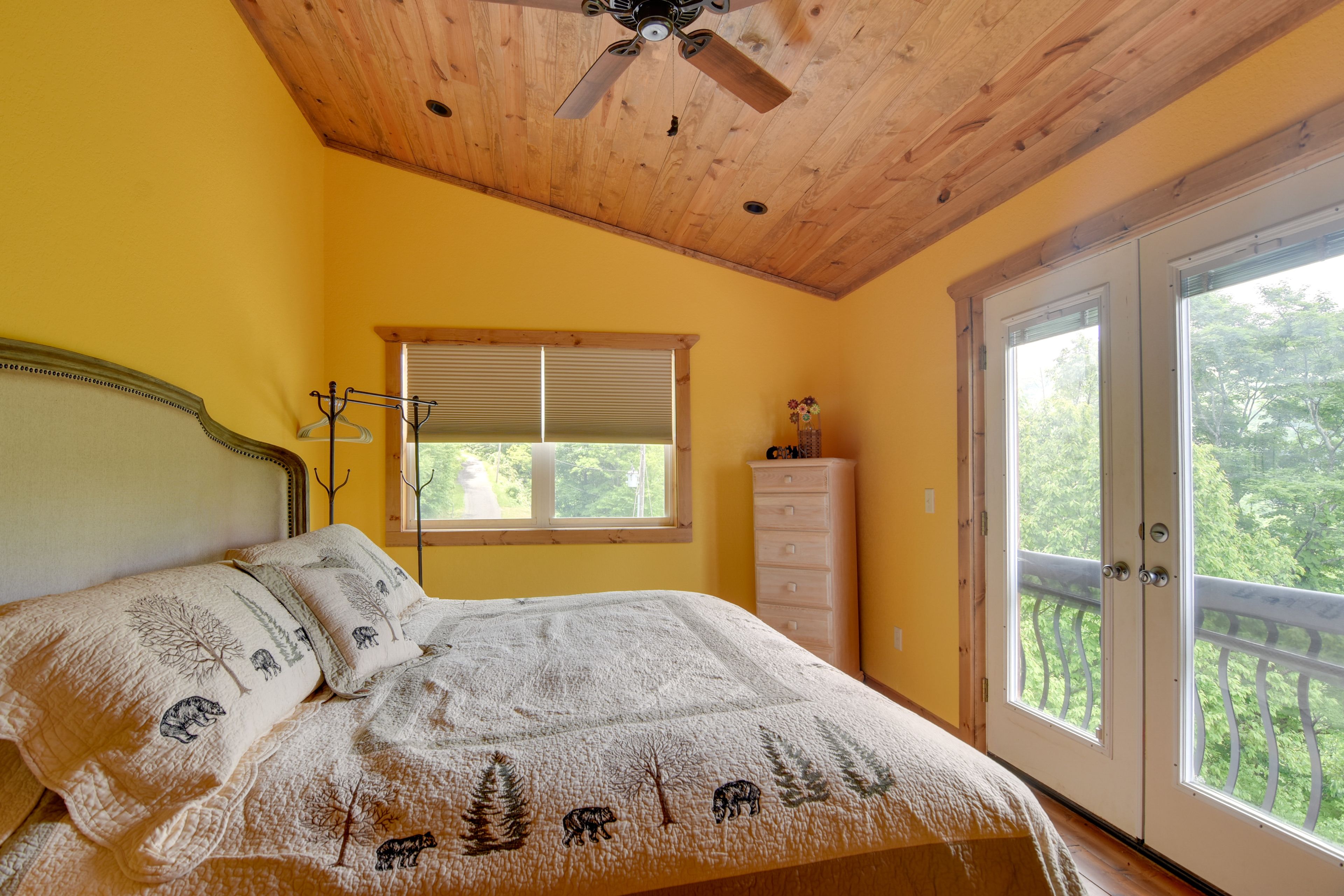 Bedroom 1 | King Bed