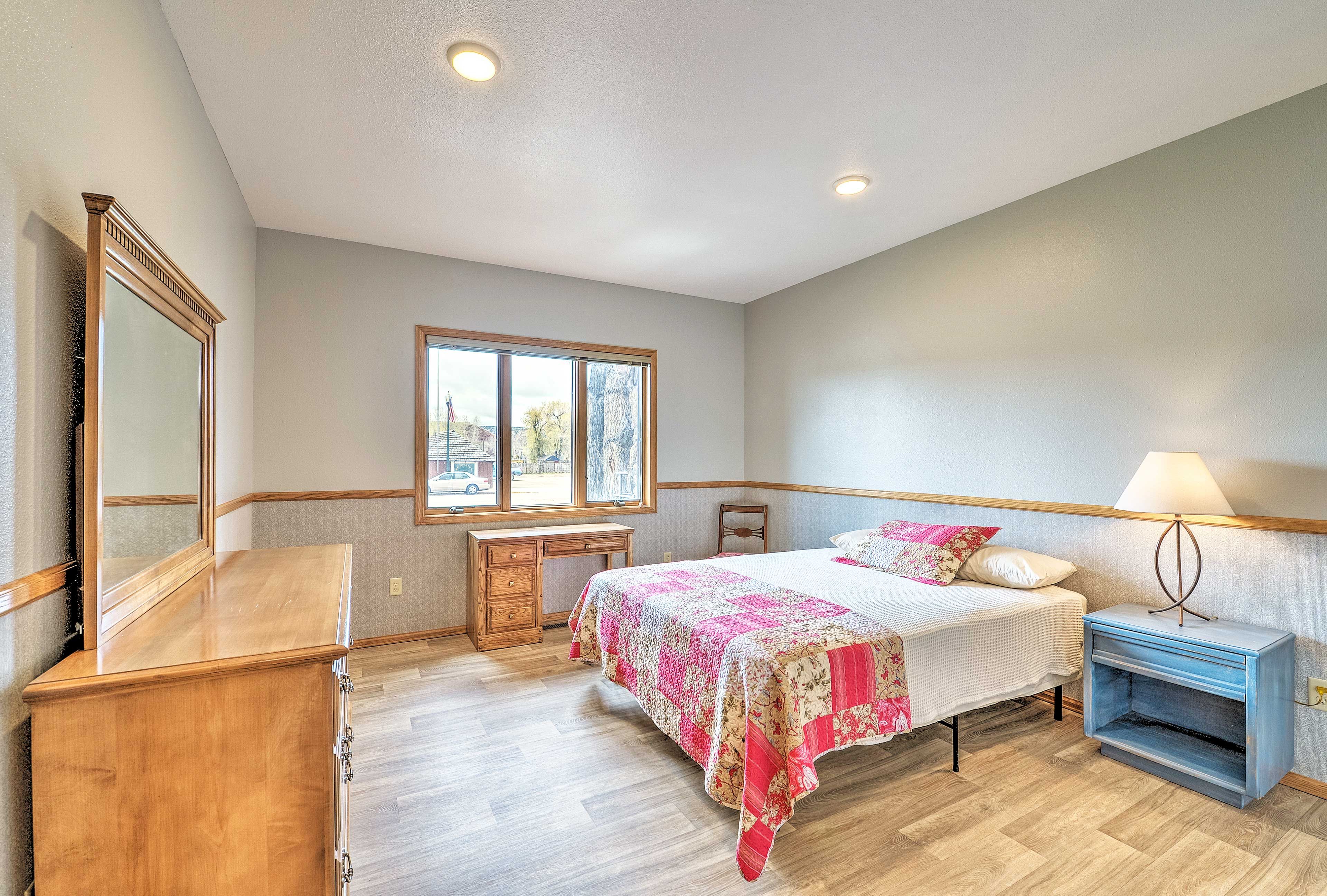 Bedroom 1 | Queen Bed