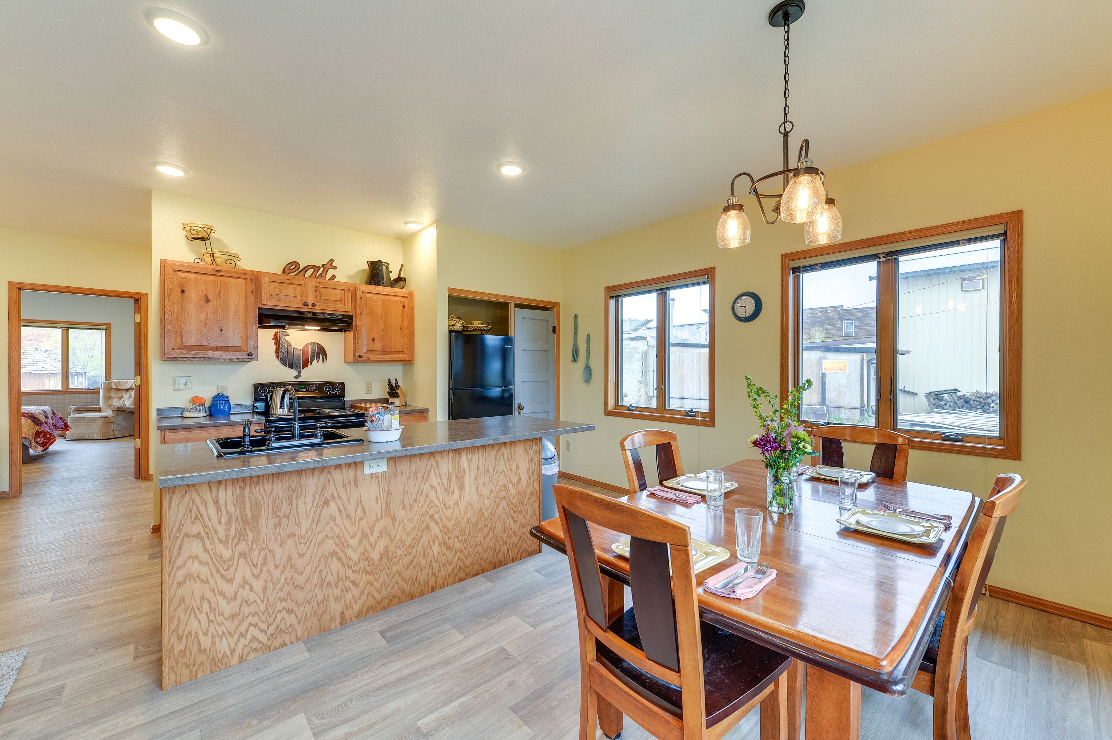 Dining Area & Kitchen