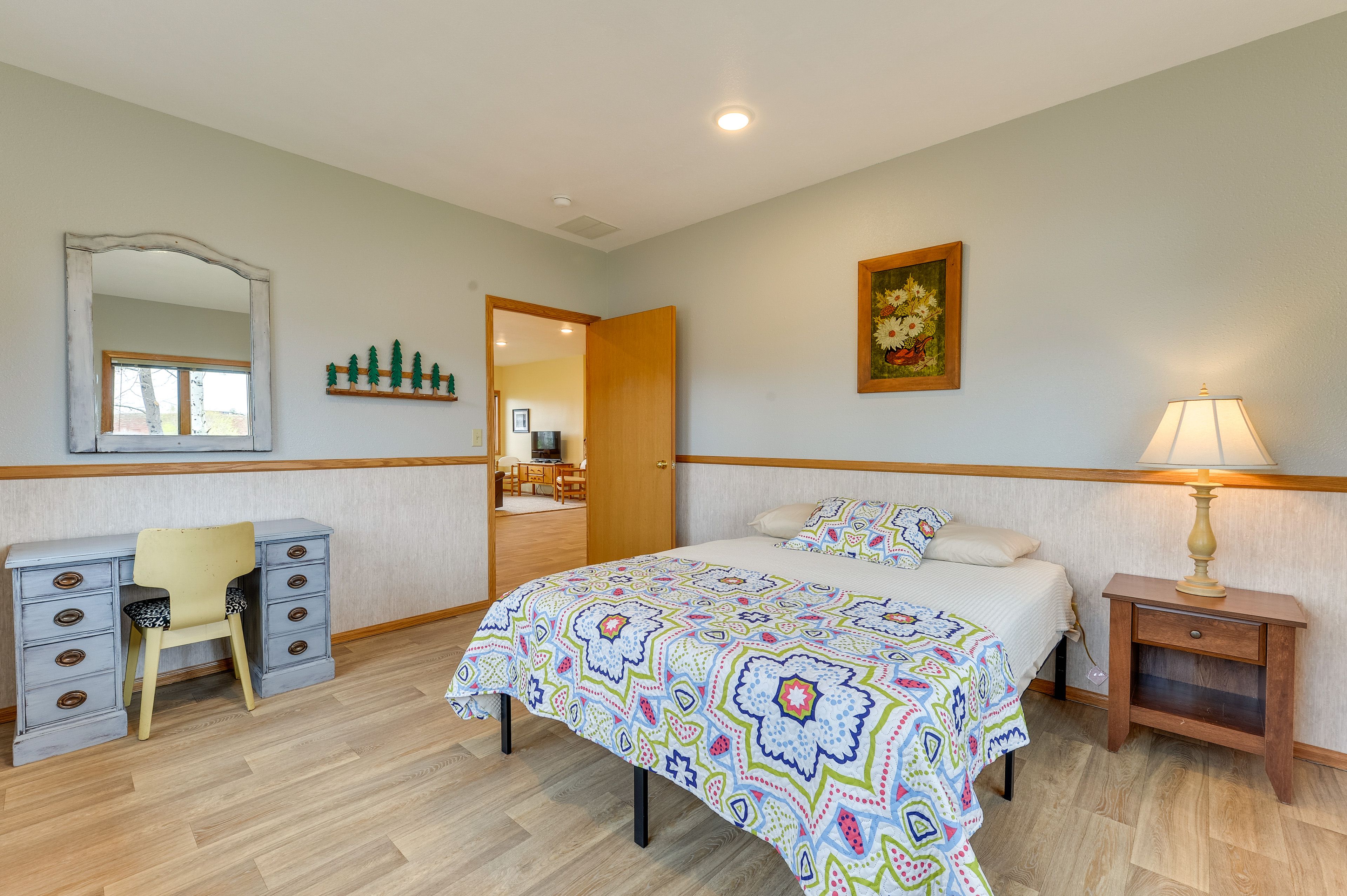 Bedroom 1 | Queen Bed