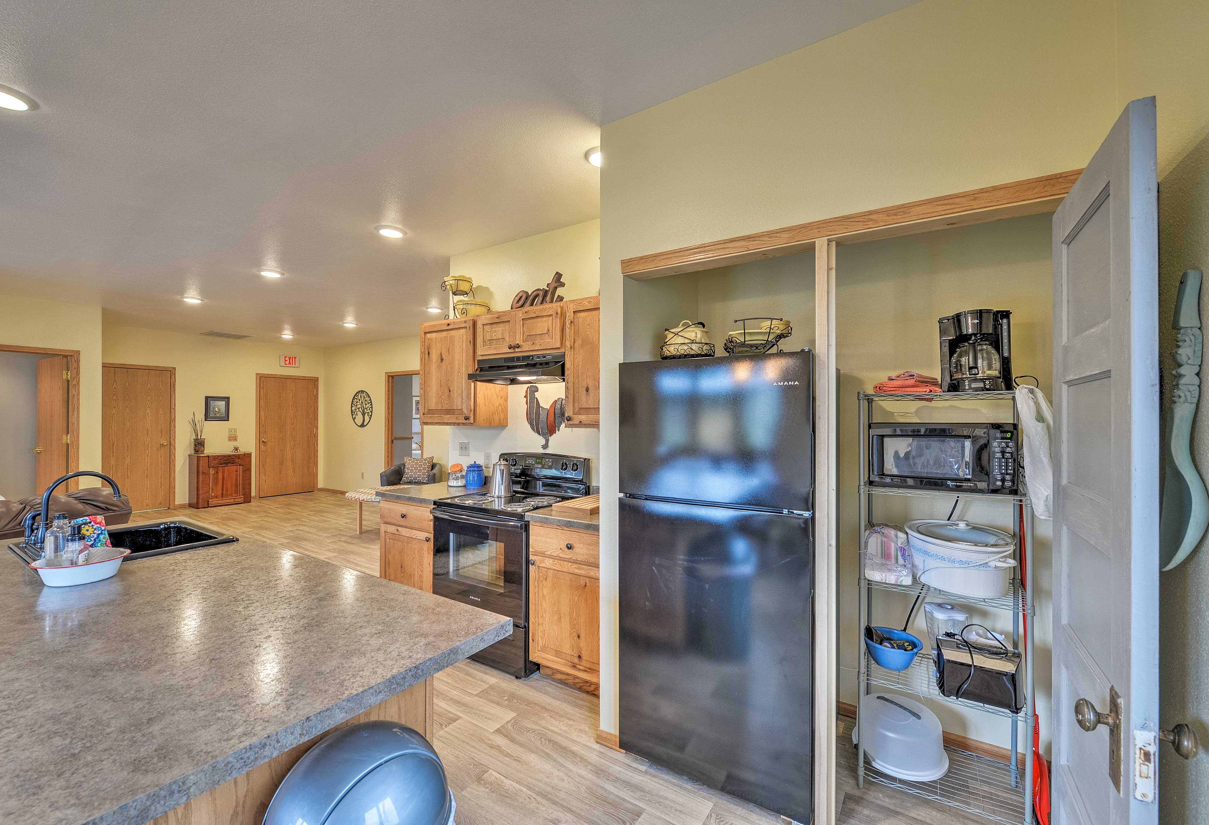 You'll find all the appliances you need in the fully equipped kitchen.