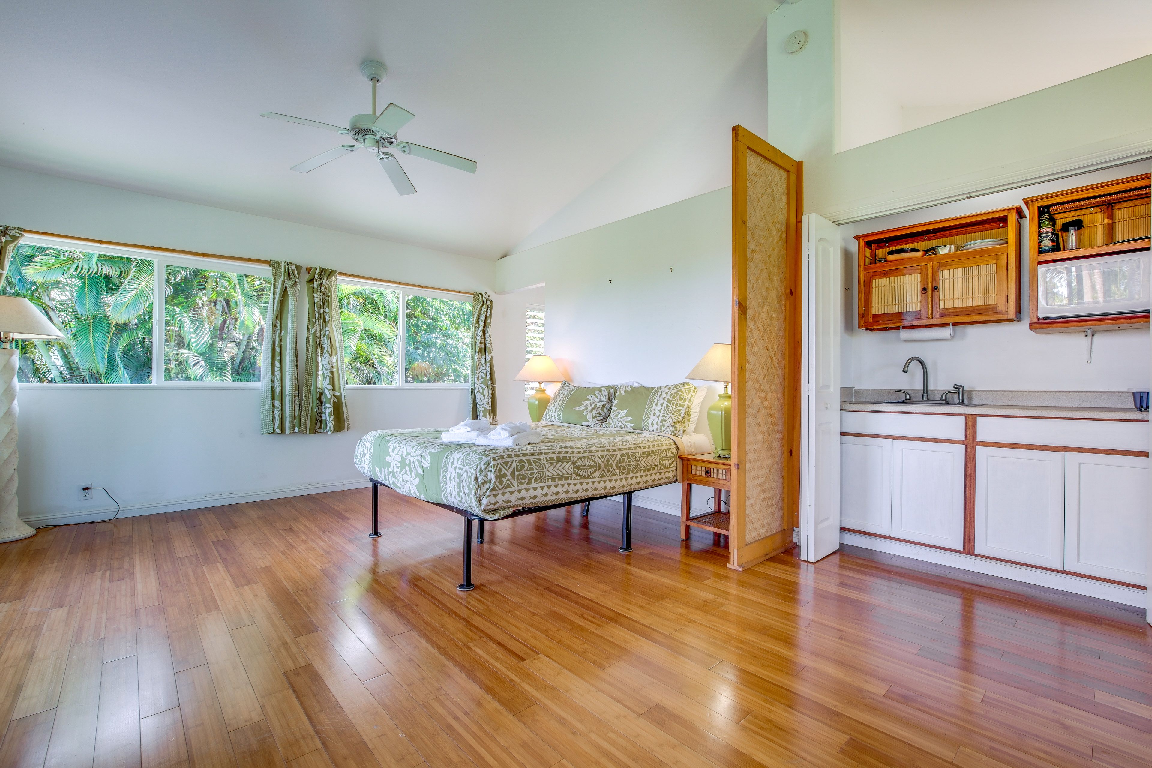 Single-Story Unit | Self Check-In | 3 Mi to Akaka Falls State Park