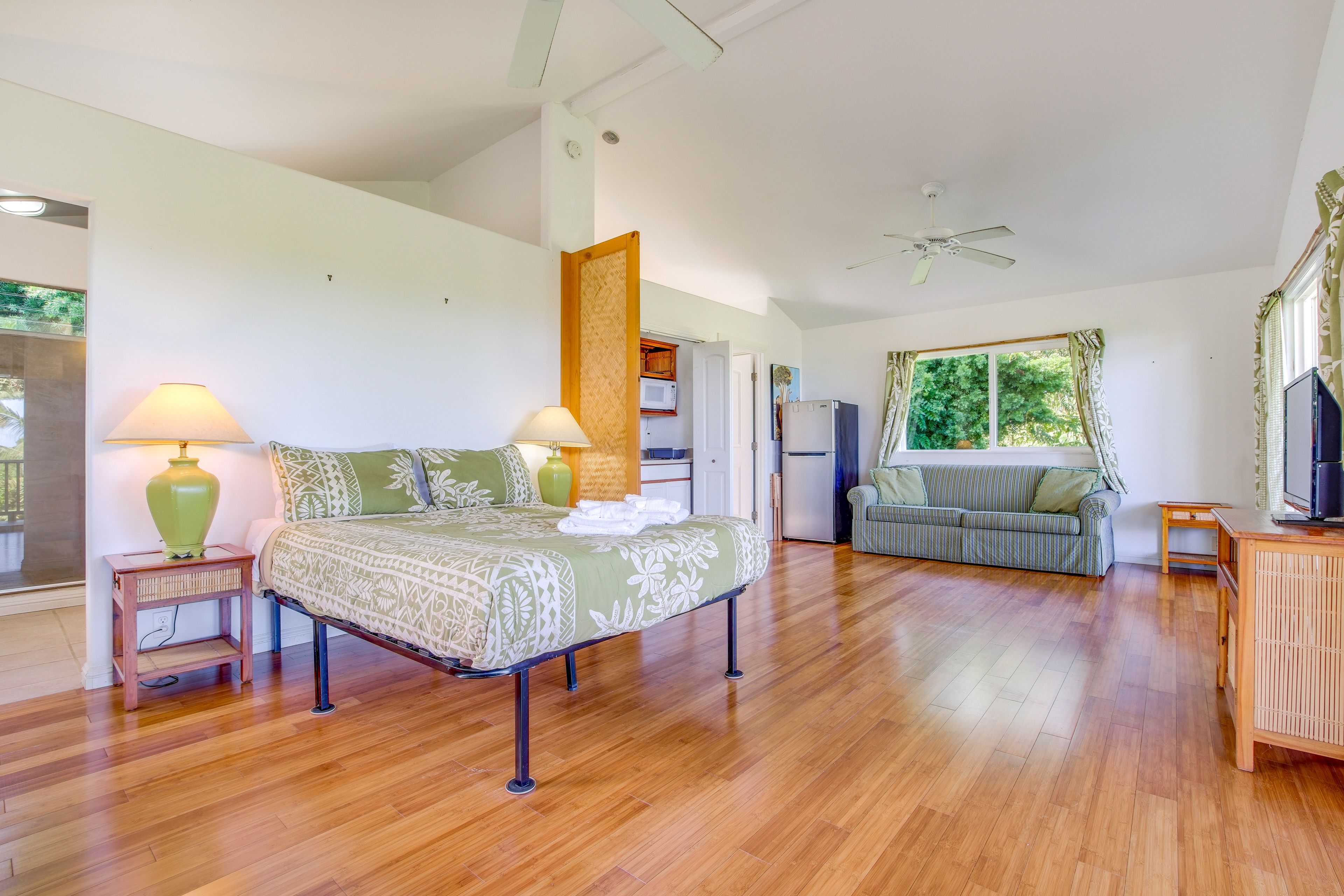 Studio | Queen Bed | Linens Provided | Smart TV
