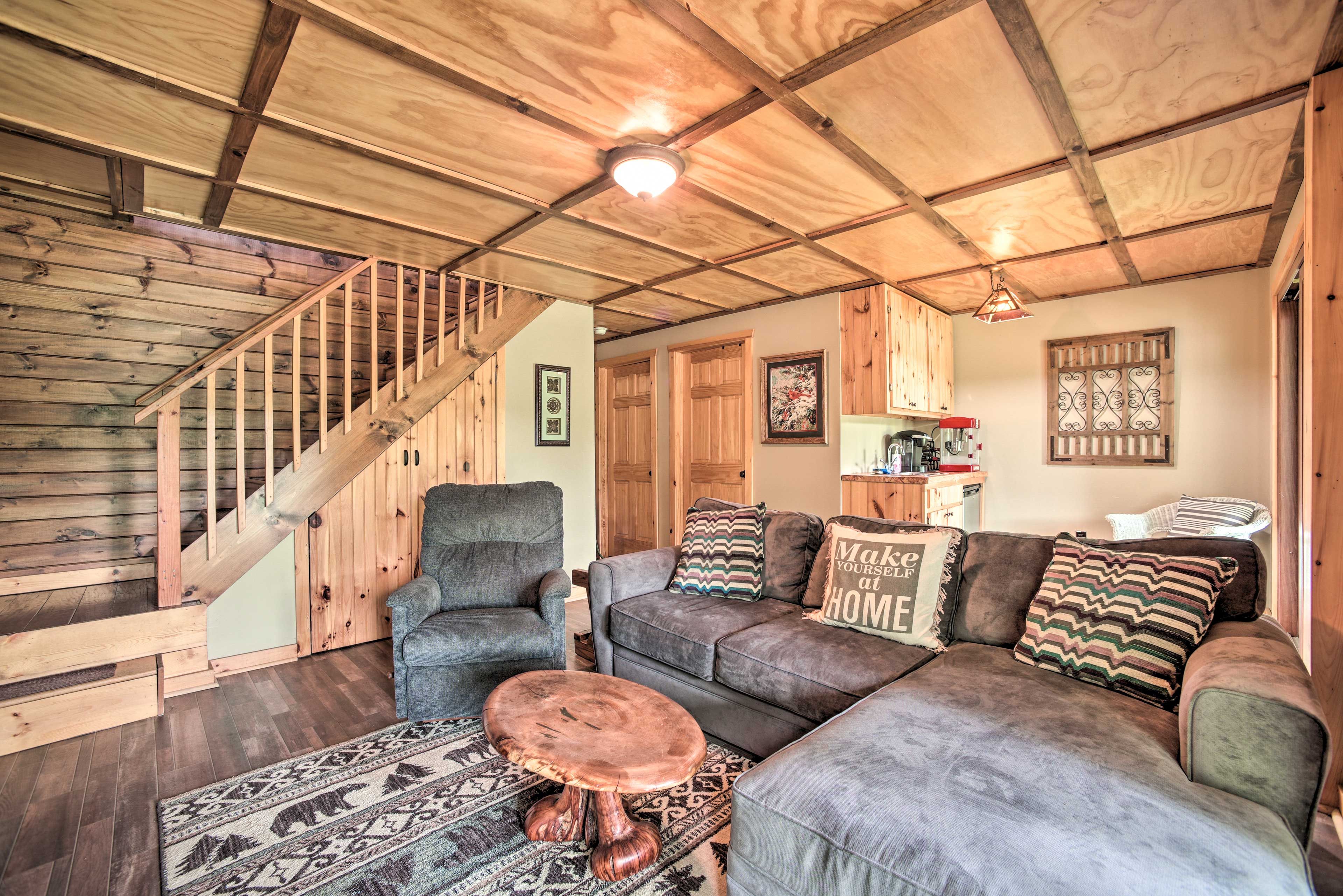 Downstairs Living Area | Wet Bar | Flat-screen TV