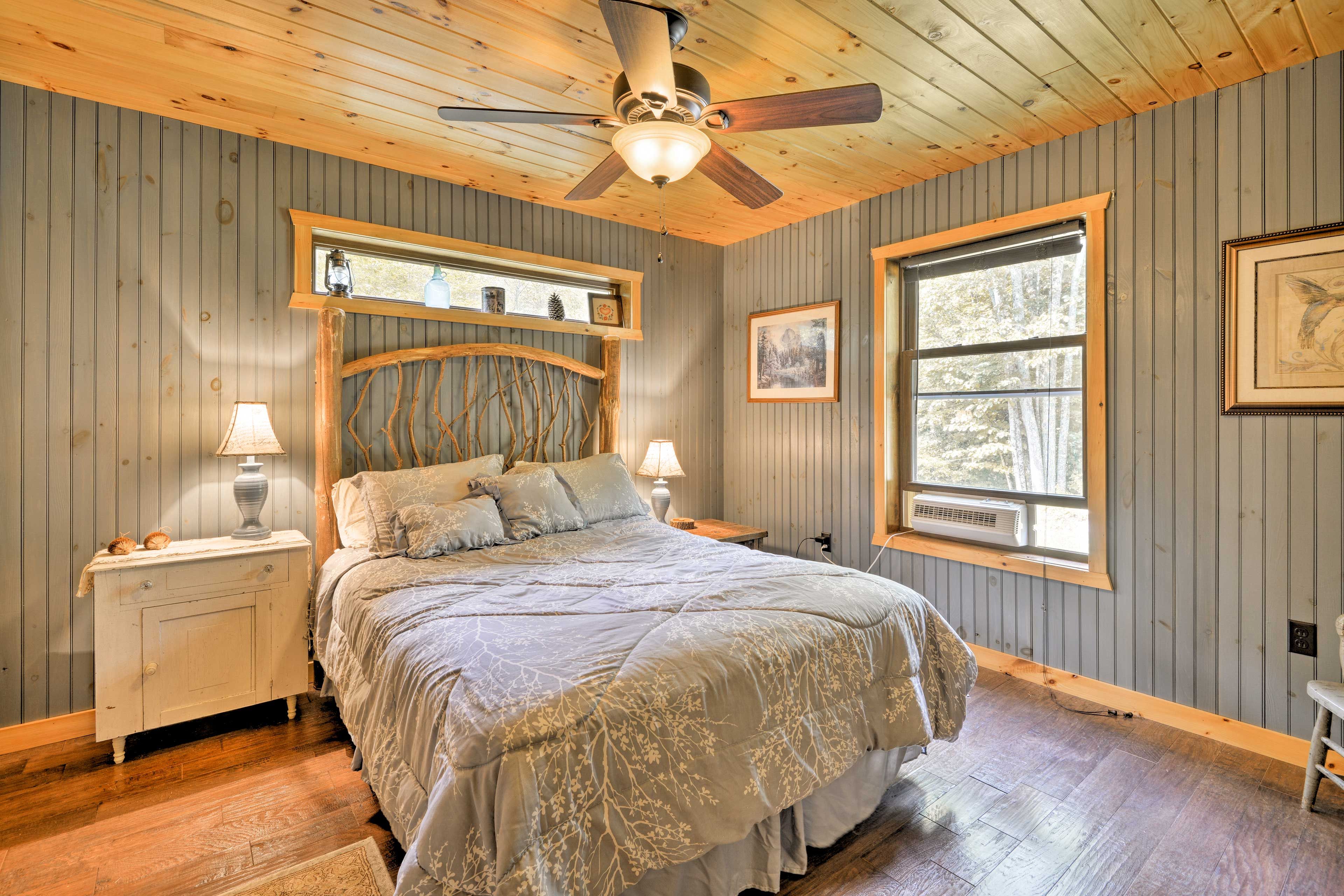 Bedroom 1 | Queen Bed