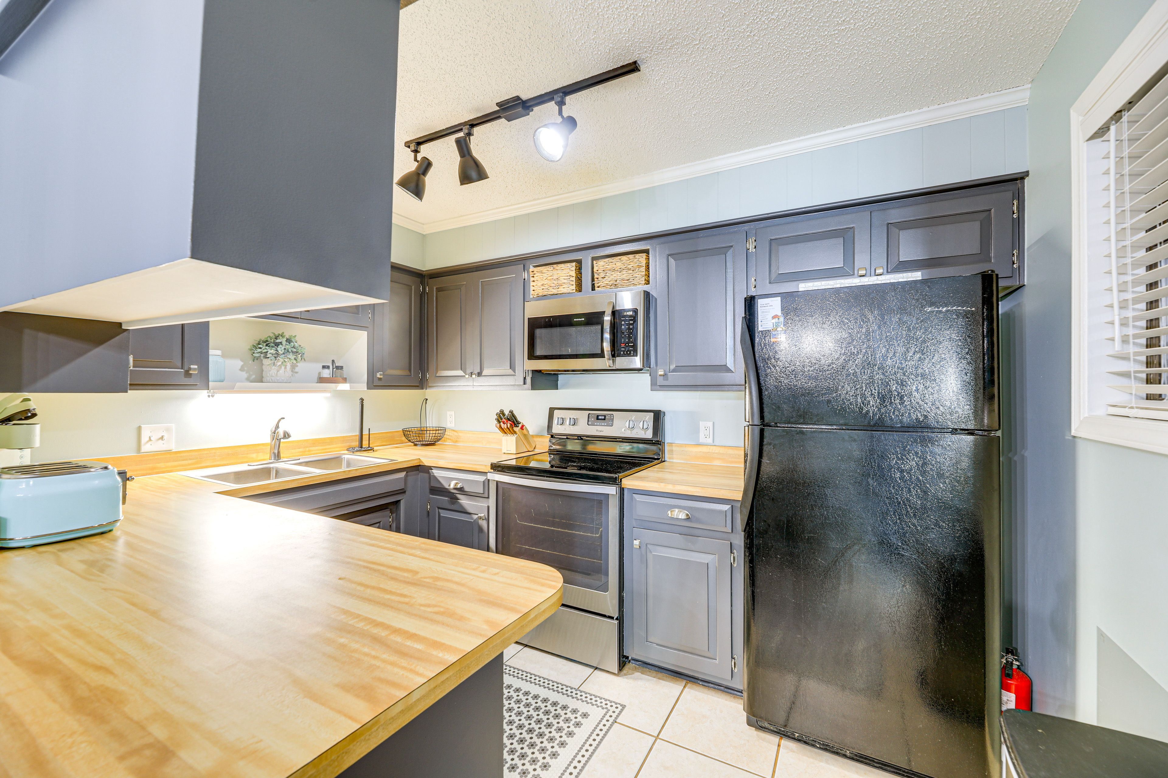 Kitchen | Dishwasher | Coffee Maker | Breakfast Bar