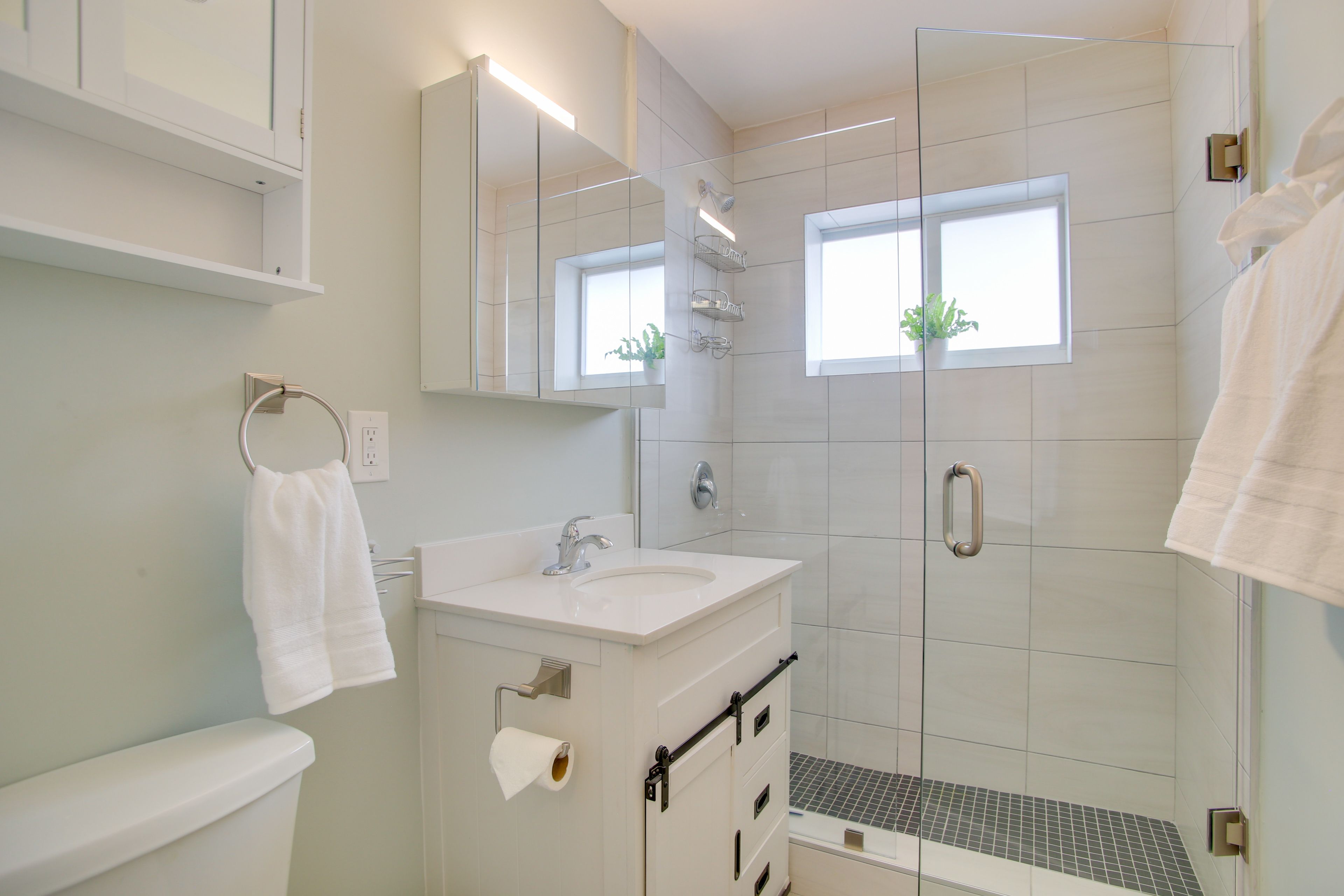 Full Bathroom | Towels Provided