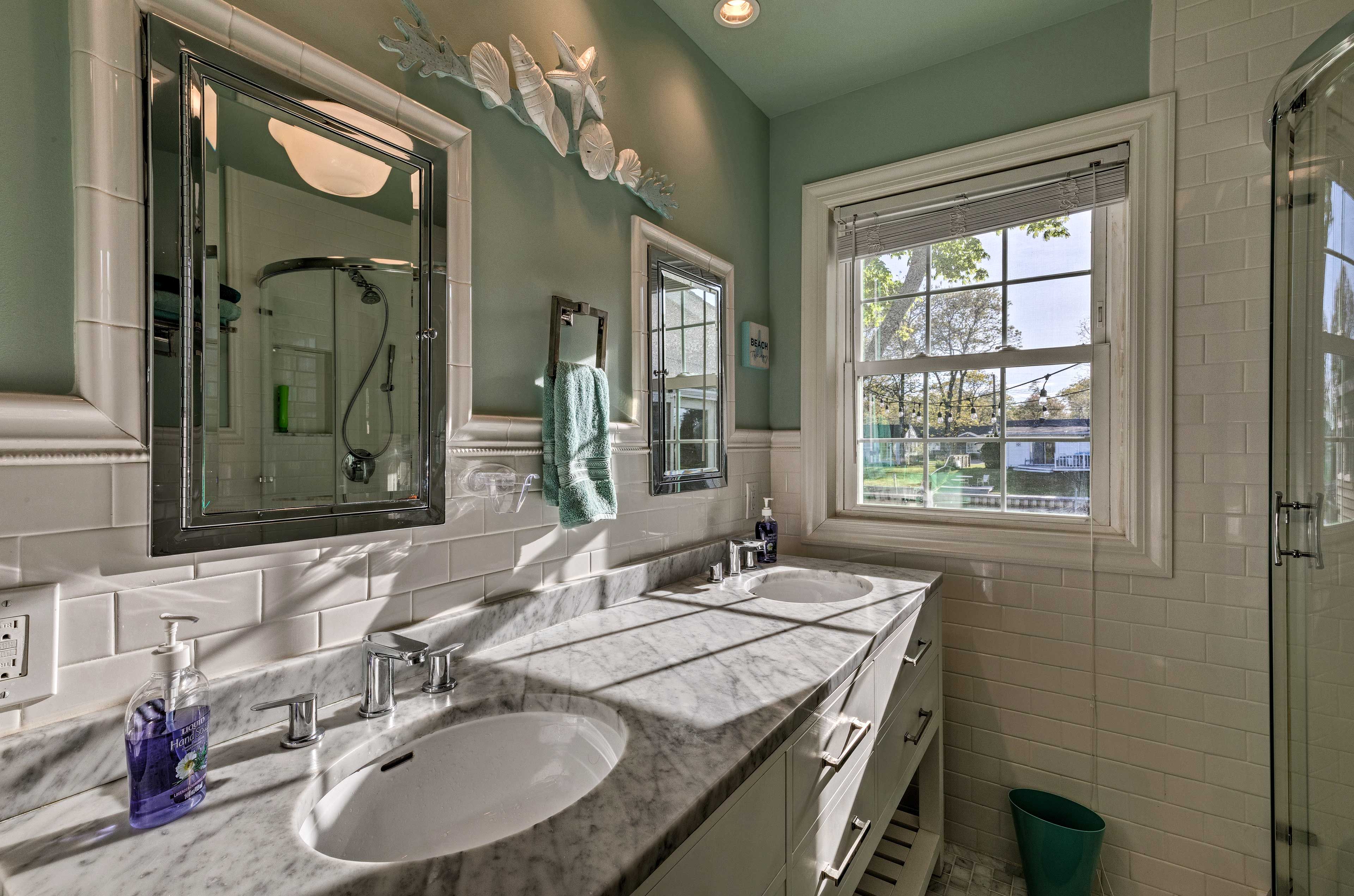 Full Bathroom | Towels Provided