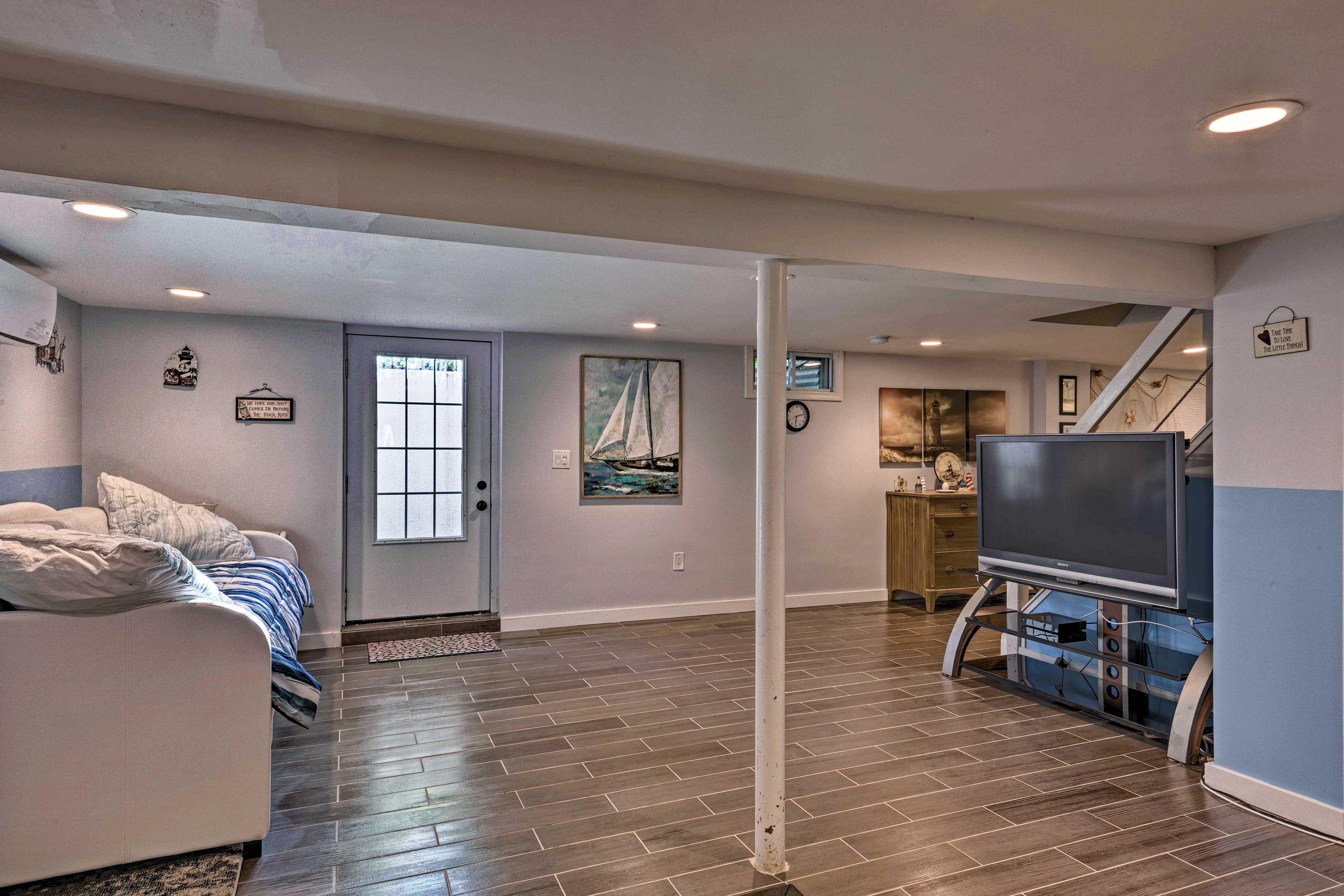Entertainment Room | Queen Sleeper Sofa w/ Twin Trundle Bed