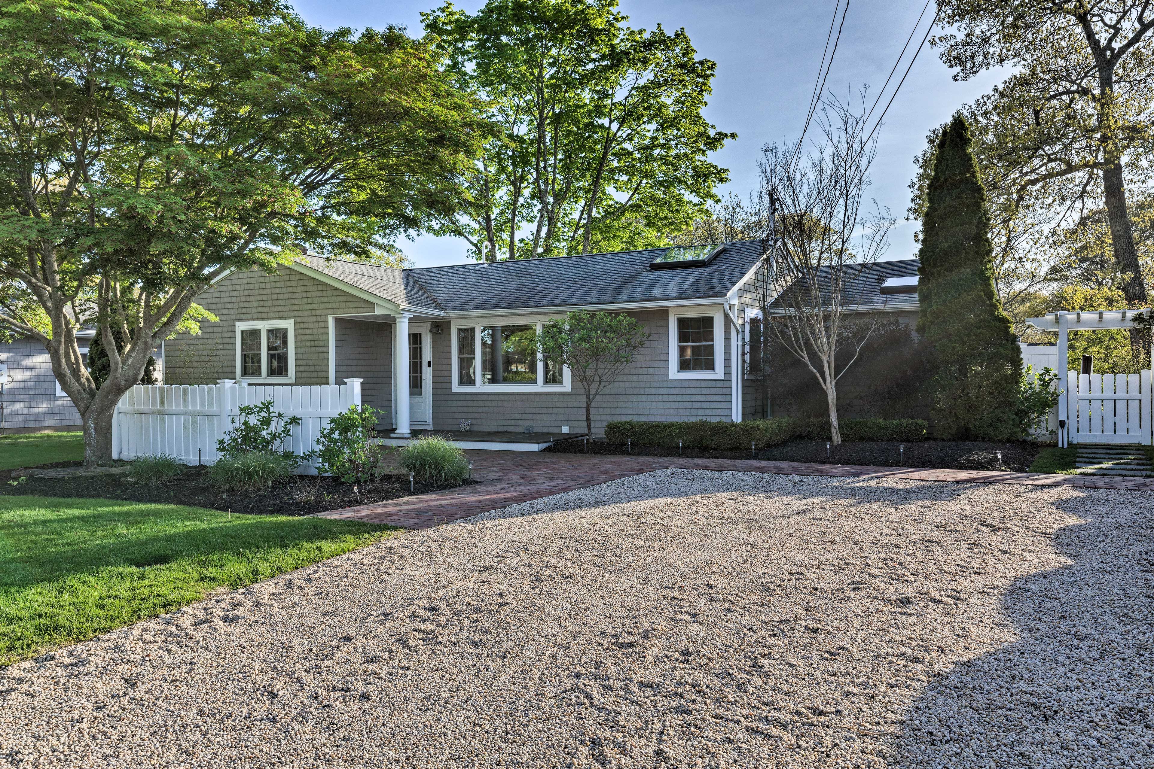 Parking | Gravel Driveway (6 Vehicles)