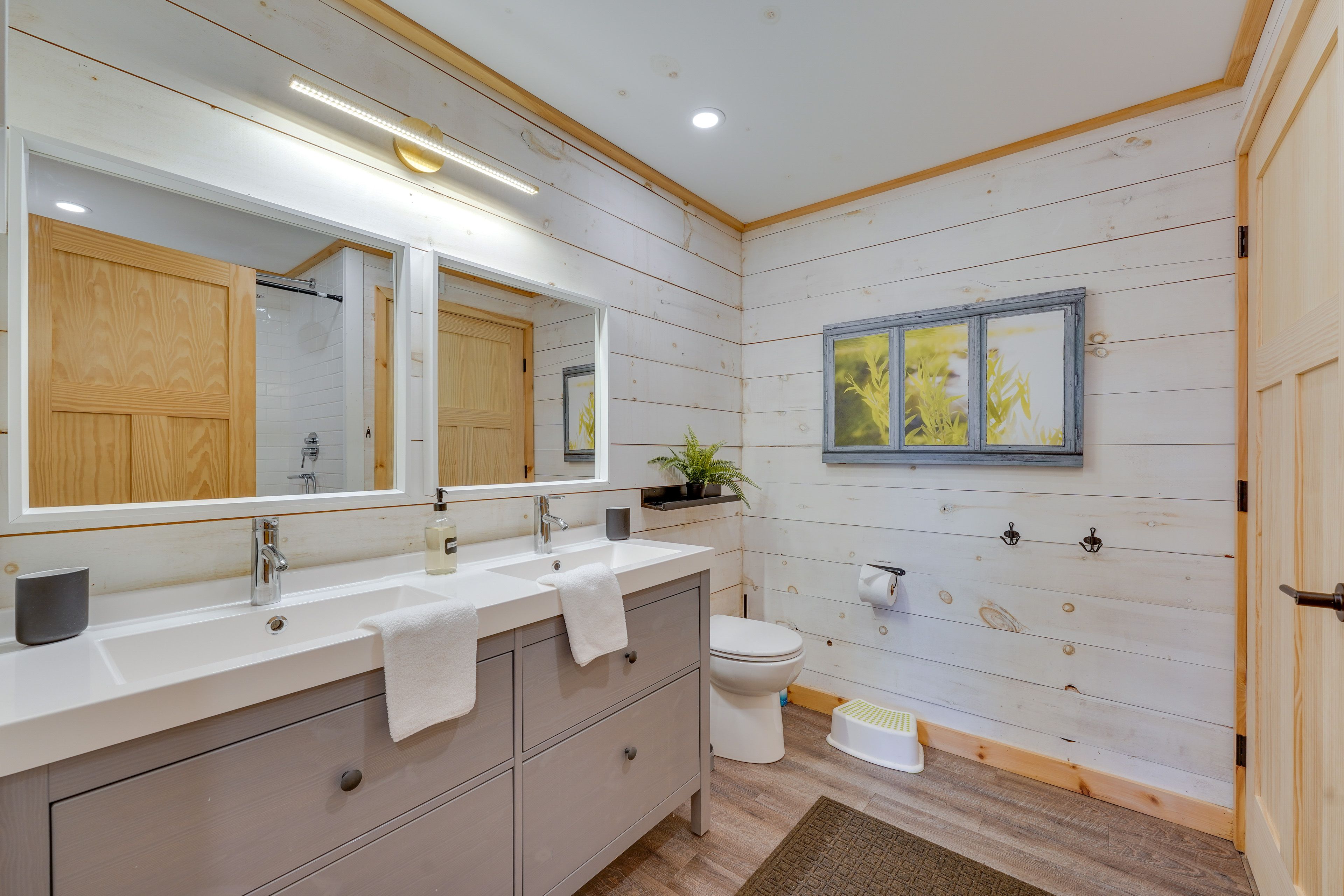 Full Bathroom | Towels Provided