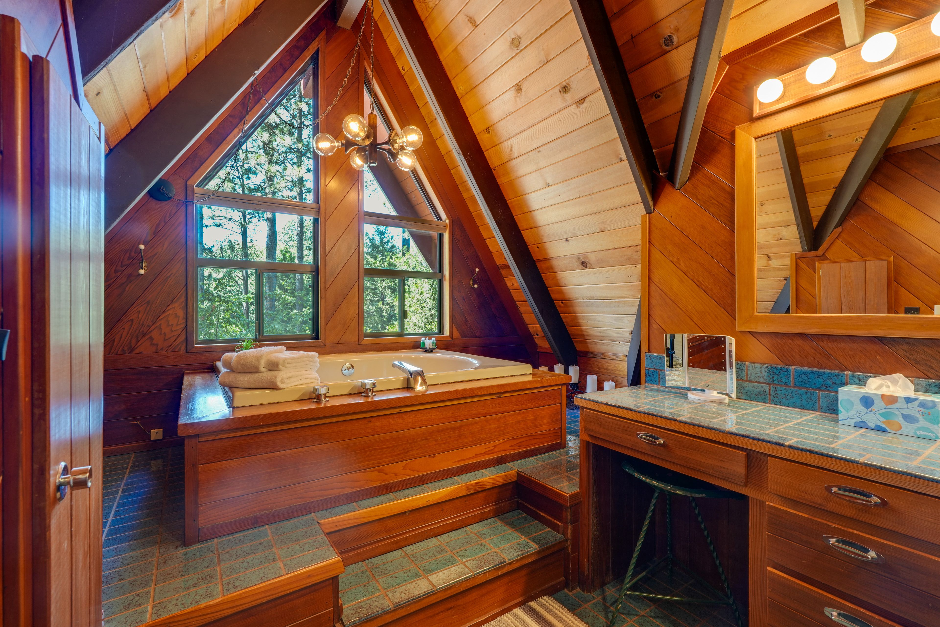 En-Suite Bathroom | Upper Level