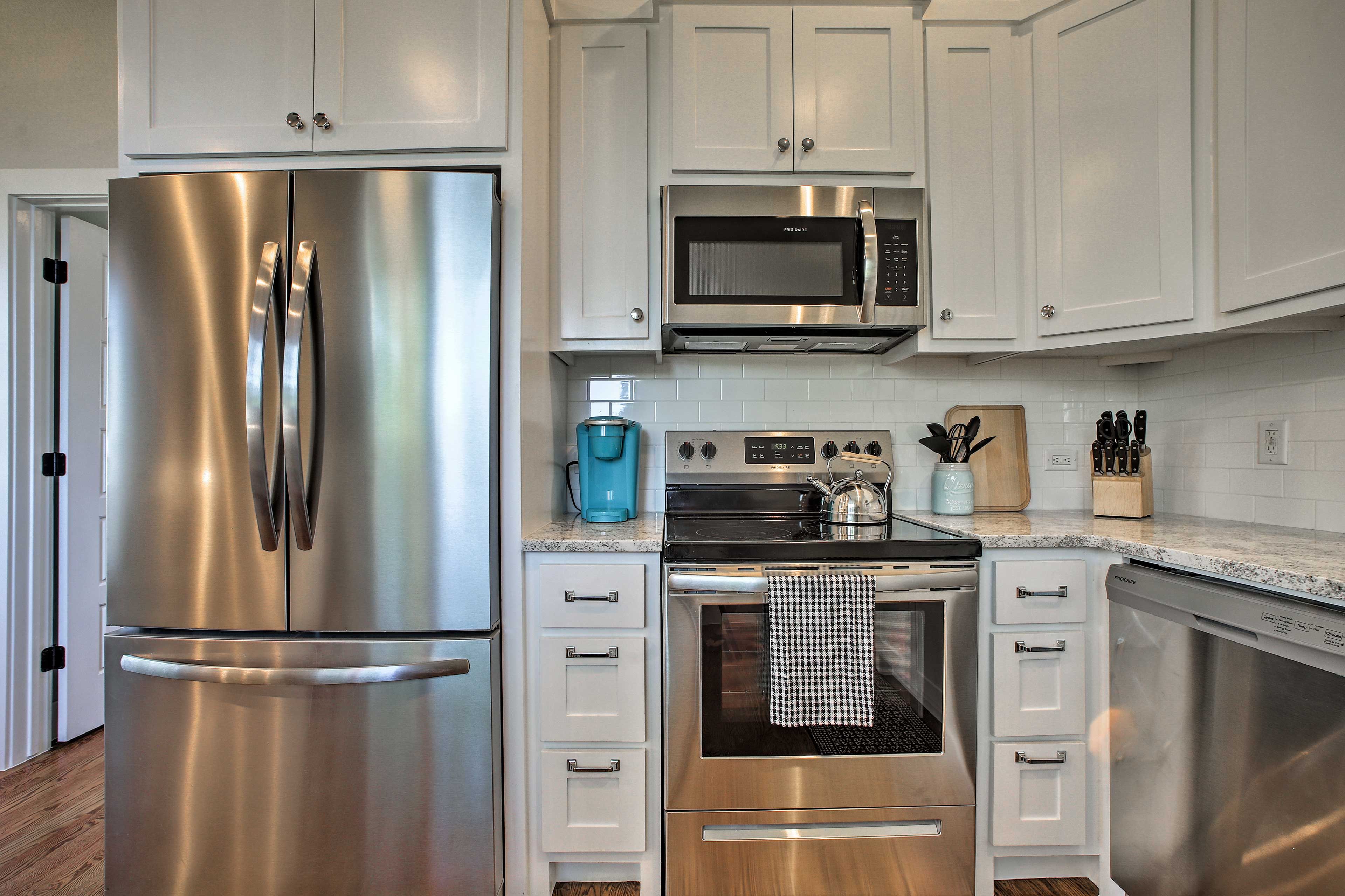 The wraparound counters hold all of the utensils you could need!