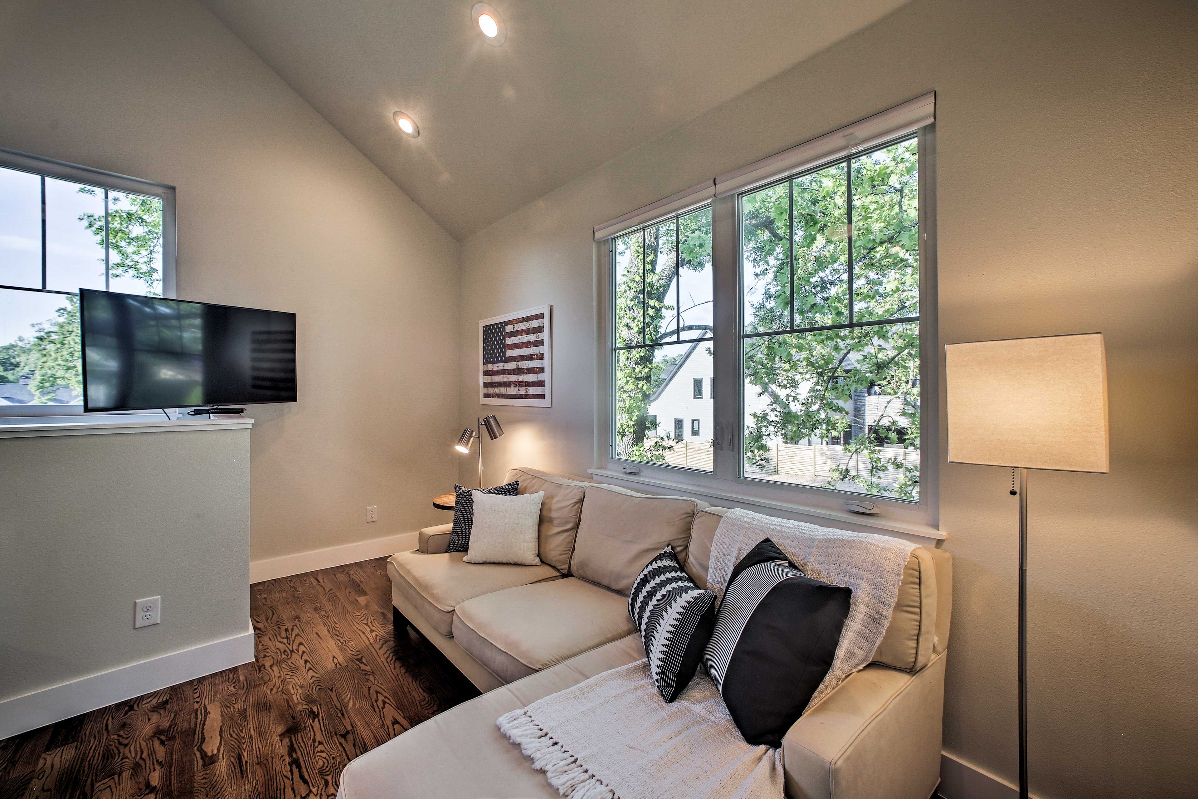 Fill easygoing hours with movies watched on the flat-screen Smart TV.