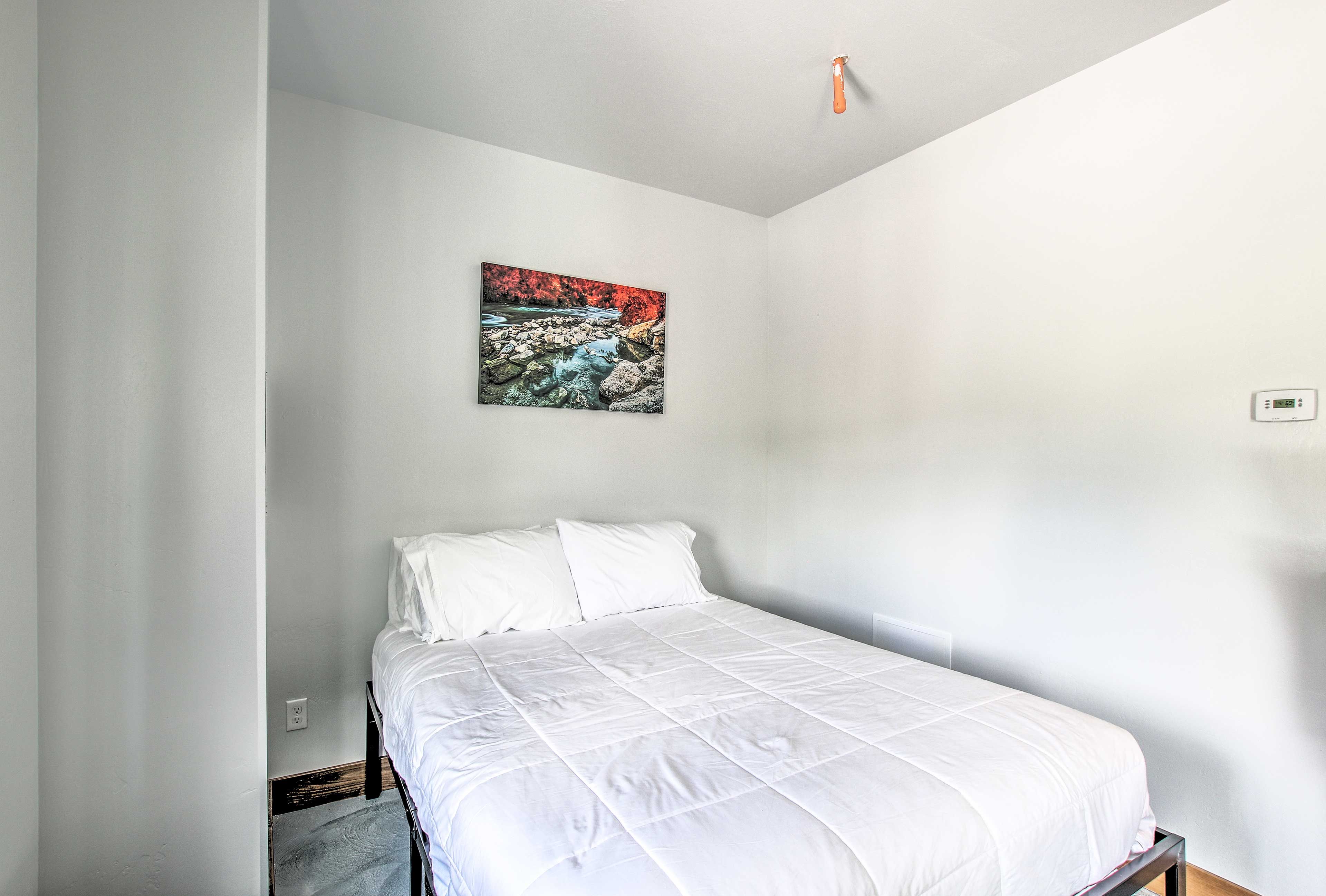 Studio | Queen Bed | Linens Provided