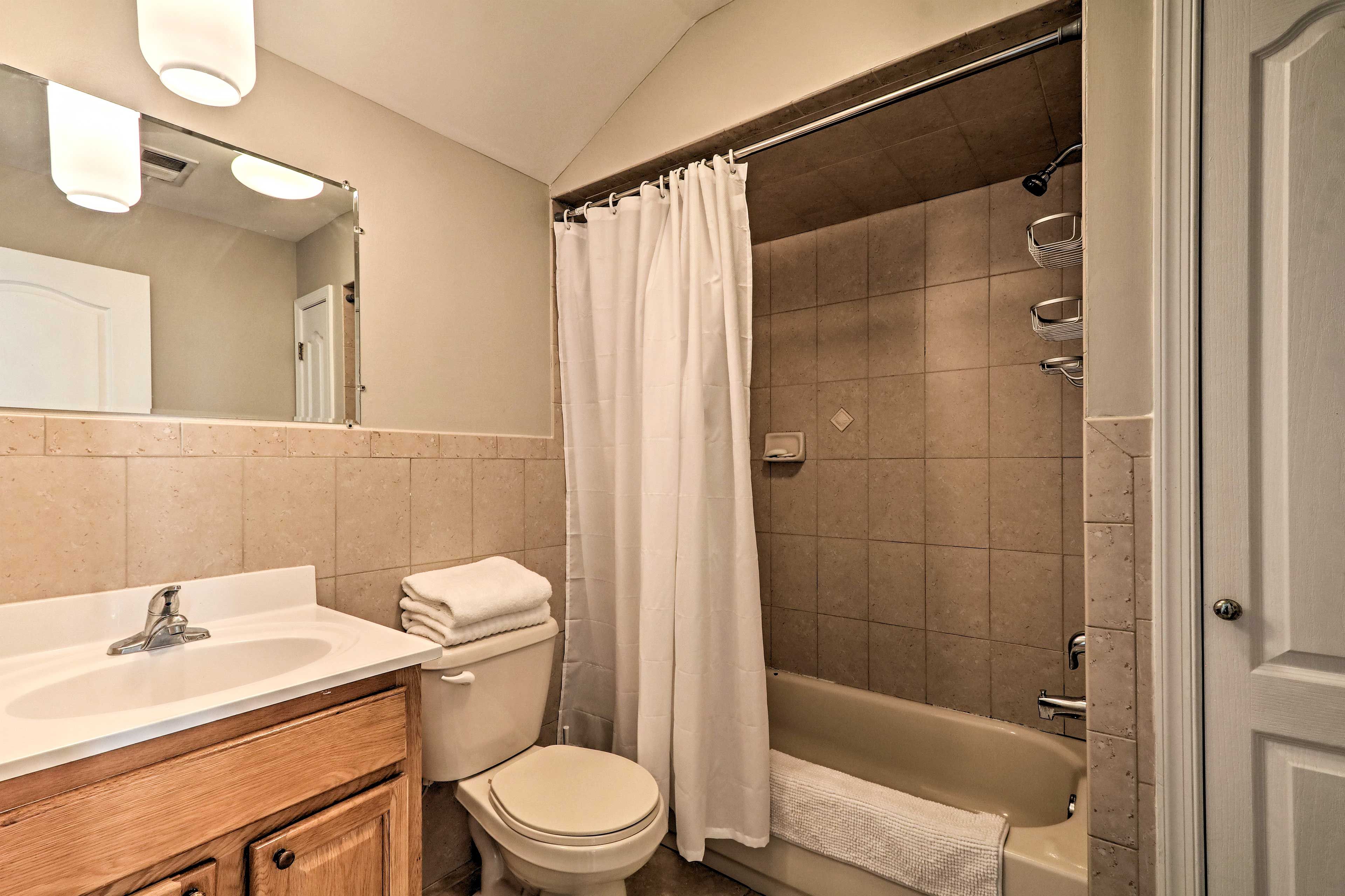 The full bathroom hosts a shower/tub combo!
