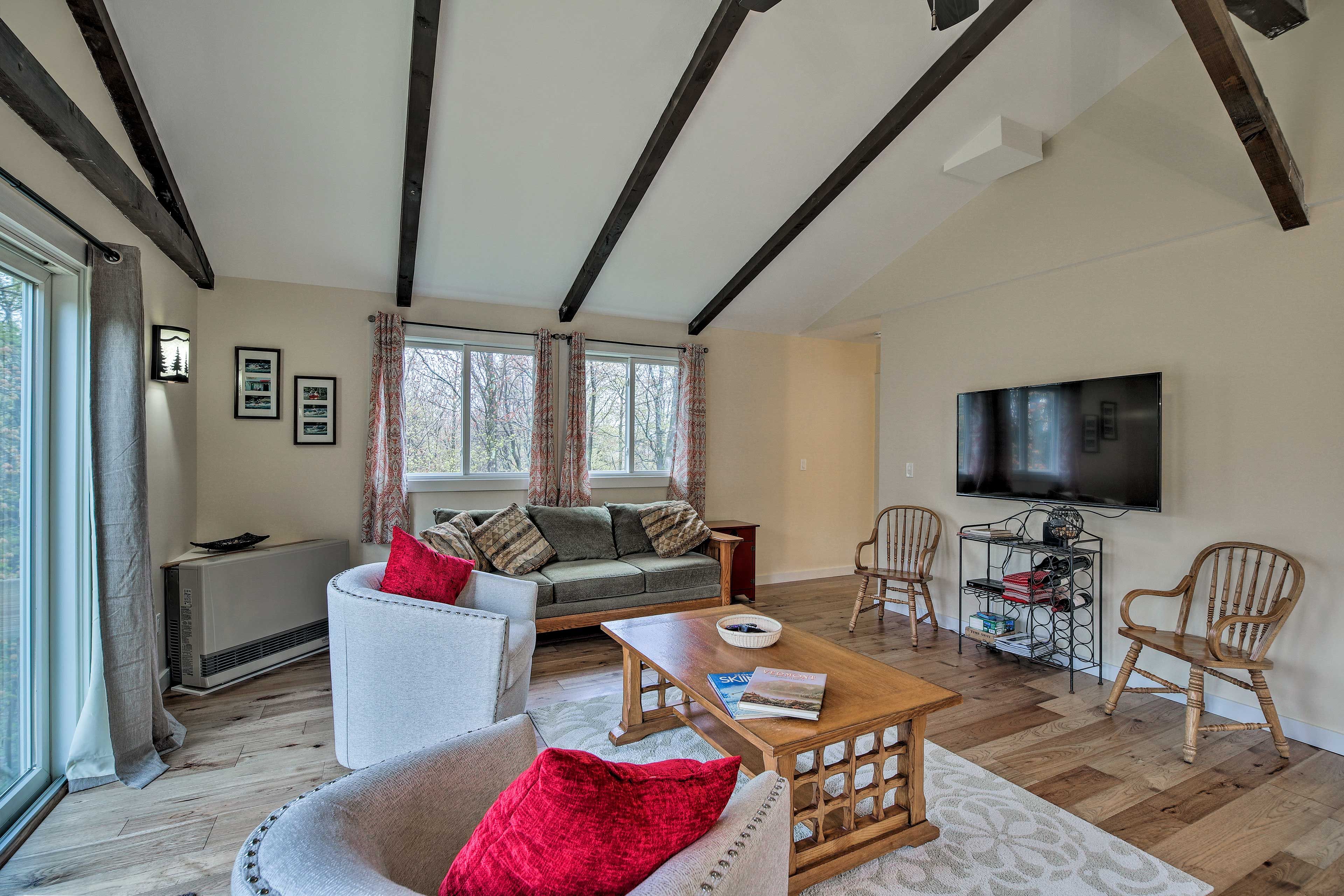 Unwind in the living room after hiking or skiing and watch TV.