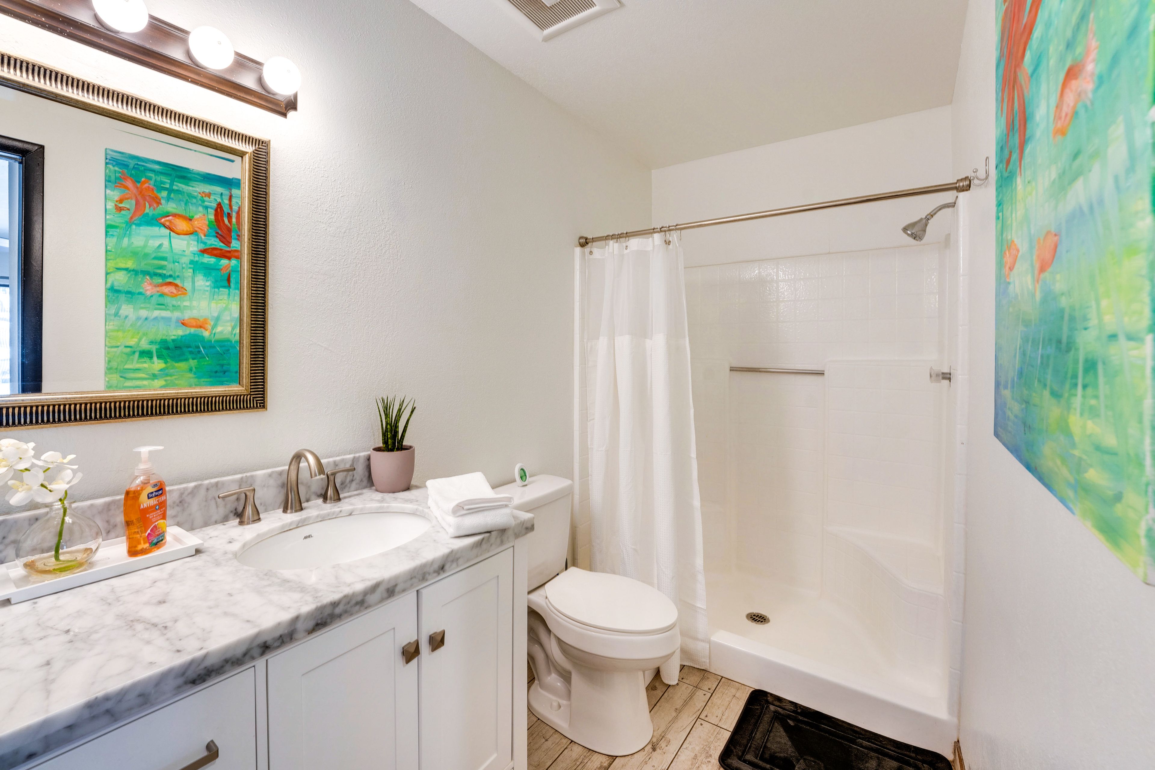 Full Bathroom | Towels Provided | Complimentary Toiletries