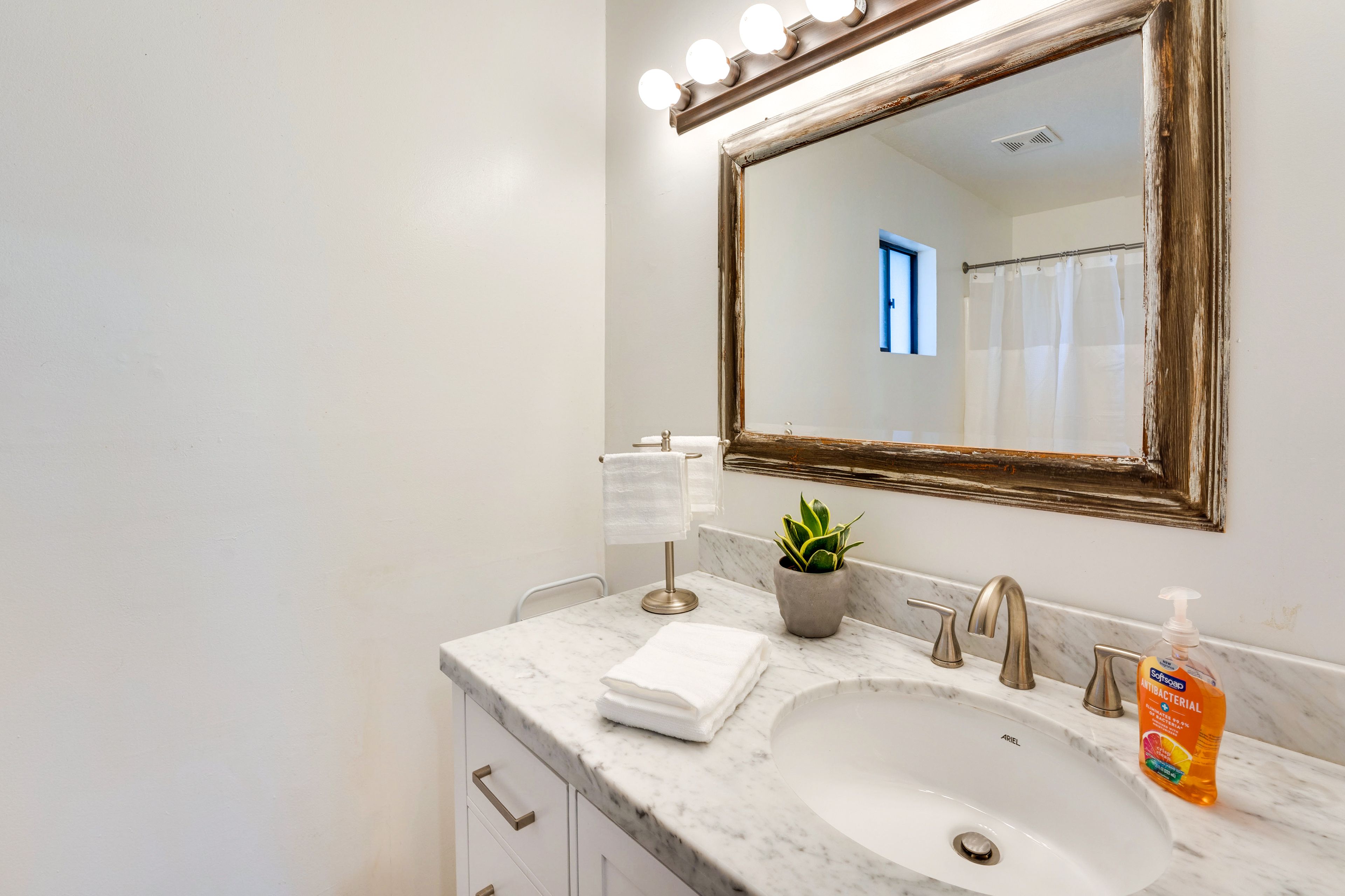 Full Bathroom | Shower/Tub Combo