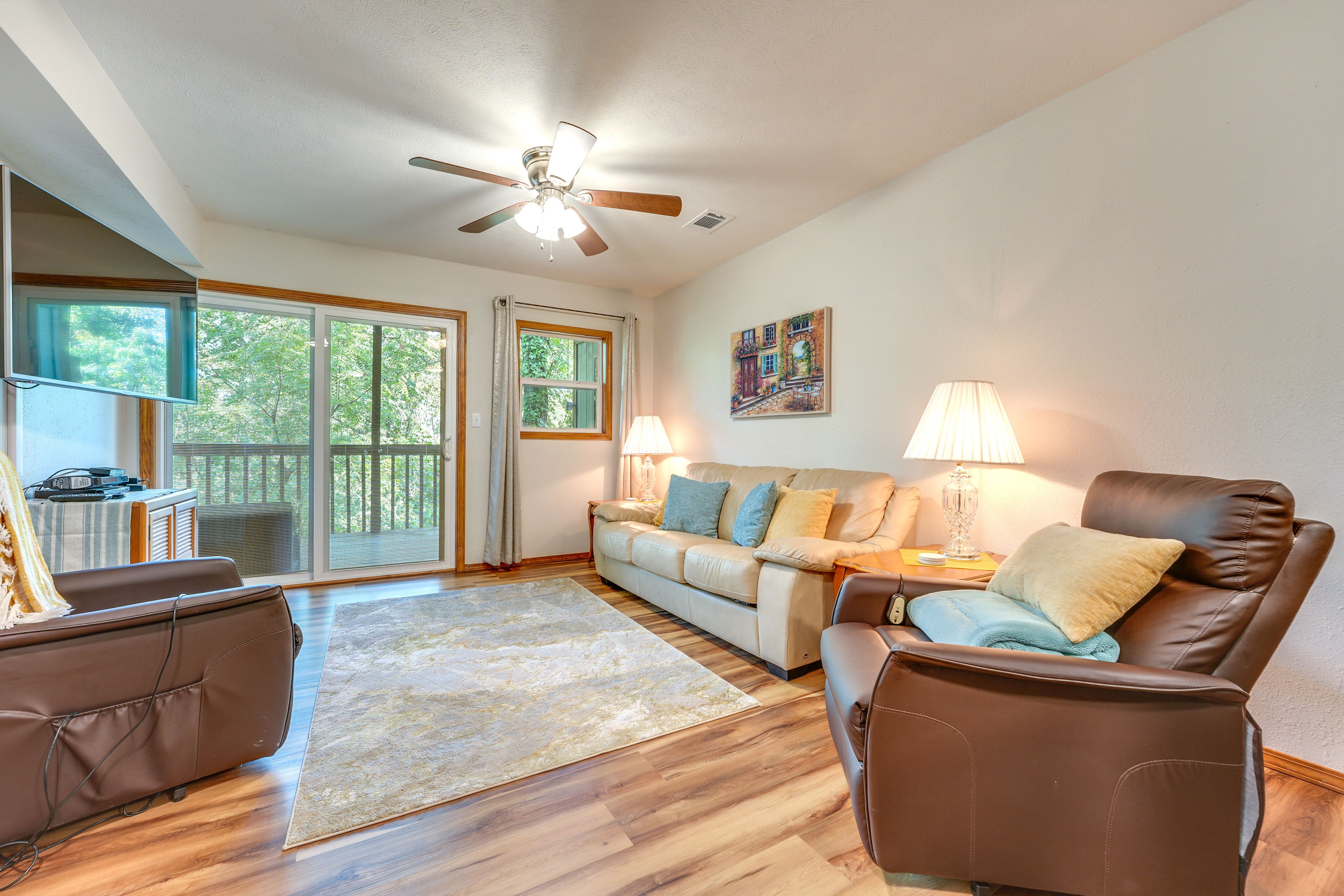 Living Room | Sleeper Sofa | Free WiFi | Cable TV | Central A/C & Heat