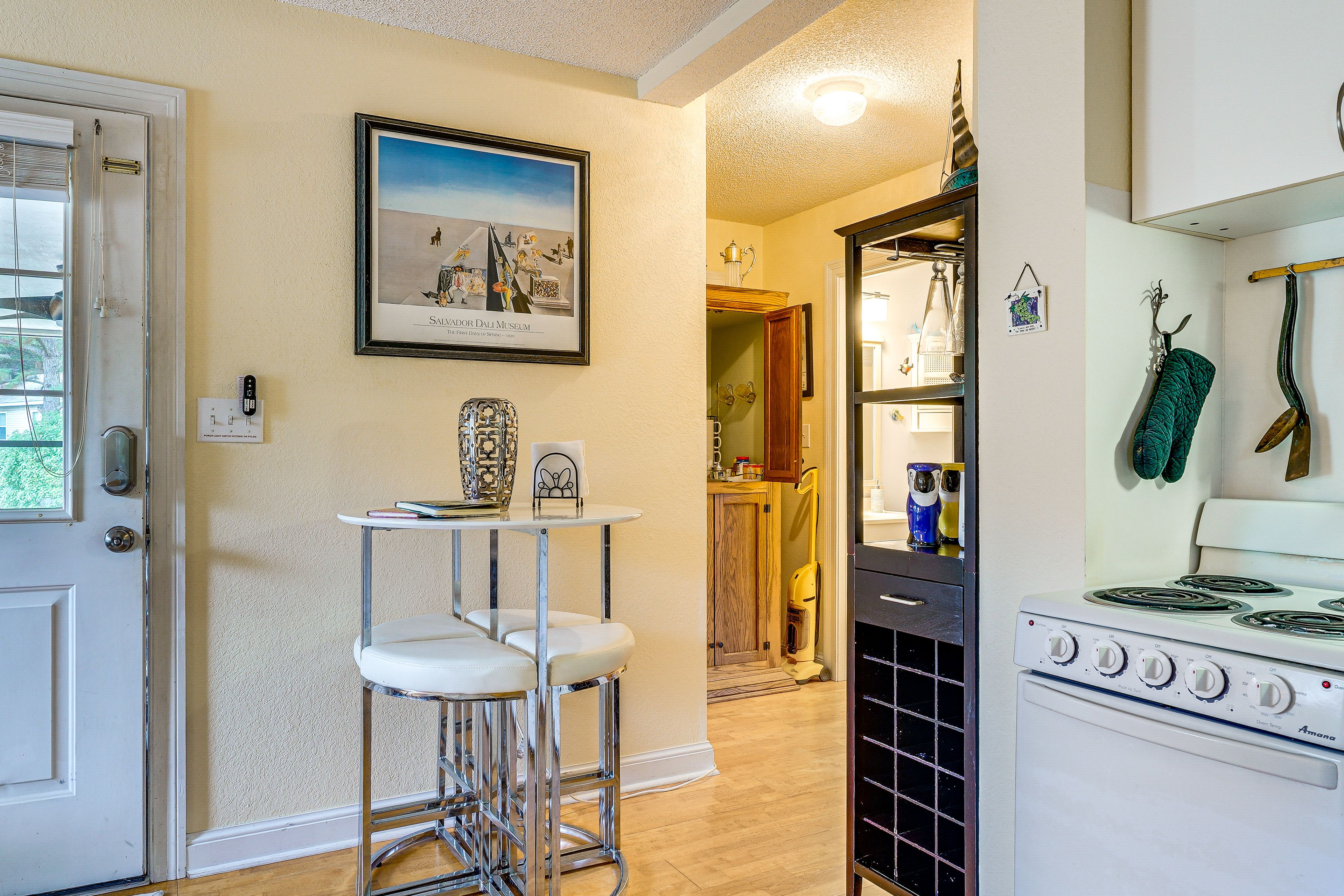 Dining Table | Dishware Provided